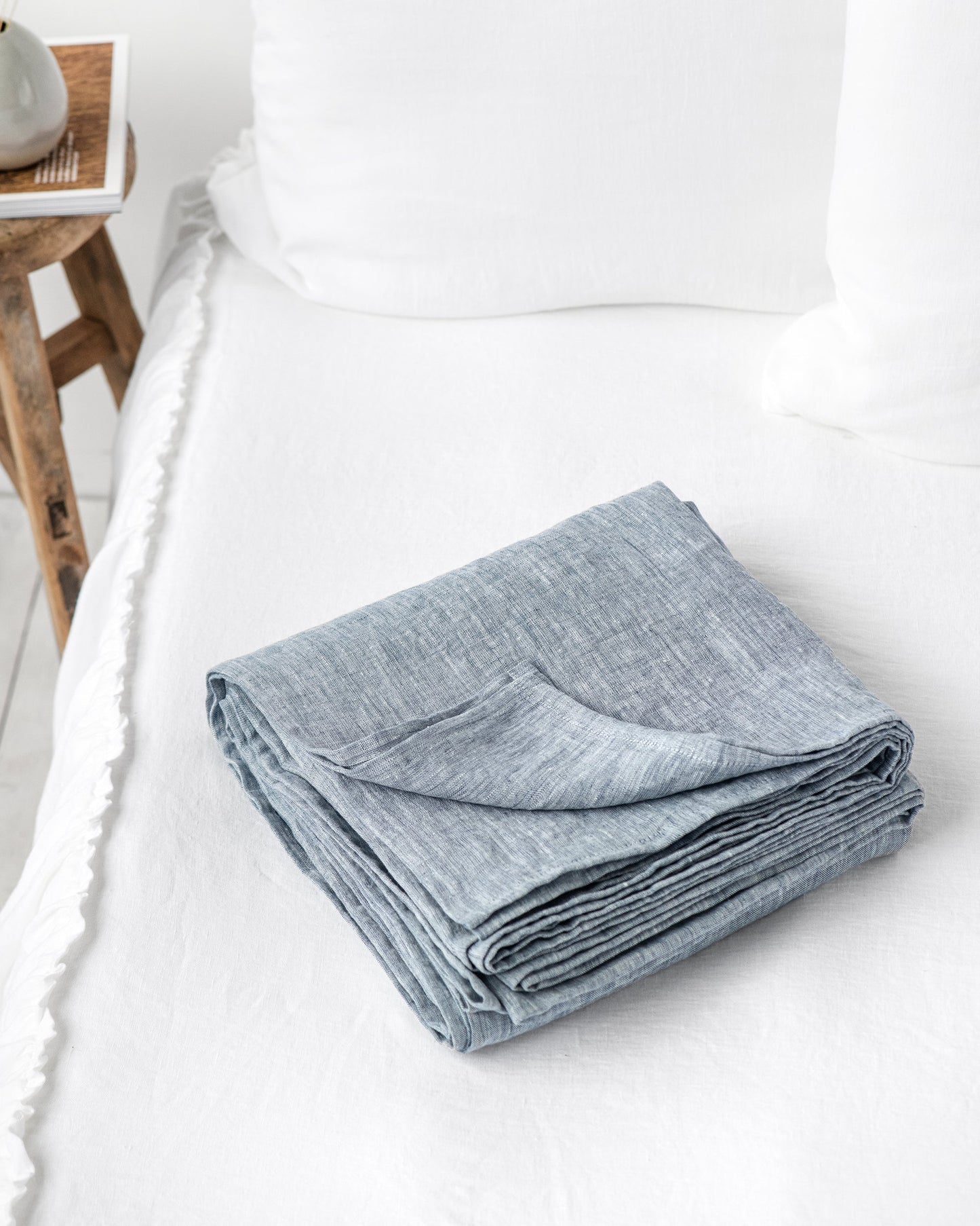 https://cdn.shopify.com/s/files/1/0640/8454/1699/products/blue-melange-linen-flat-sheet-1.jpg?v=1660215513