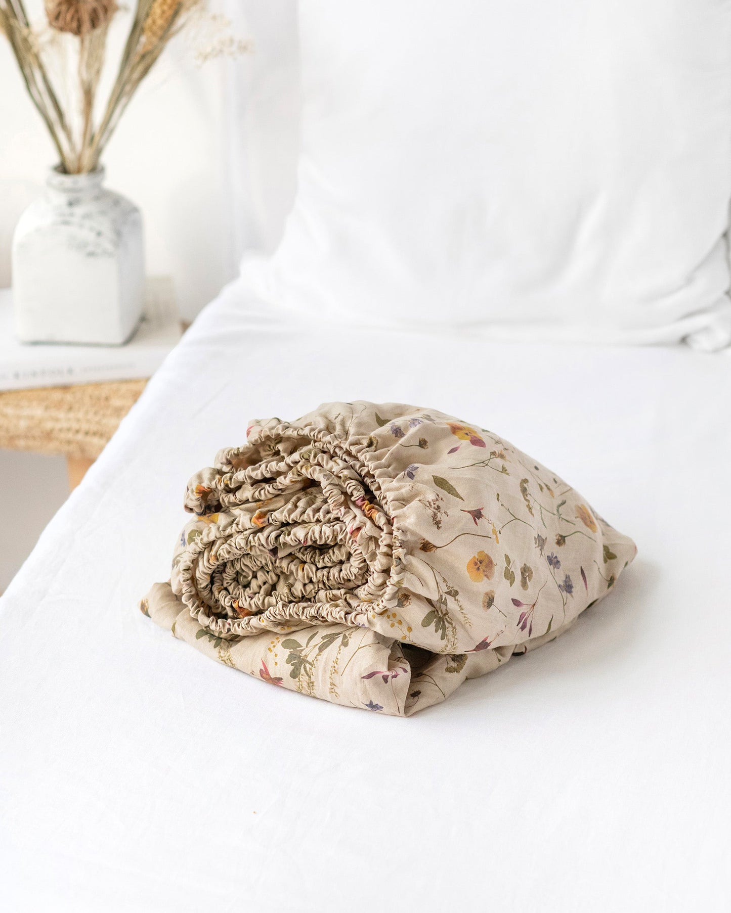 https://cdn.shopify.com/s/files/1/0640/8454/1699/files/botanical-print-linen-fitted-sheet-1.jpg?v=1744617011