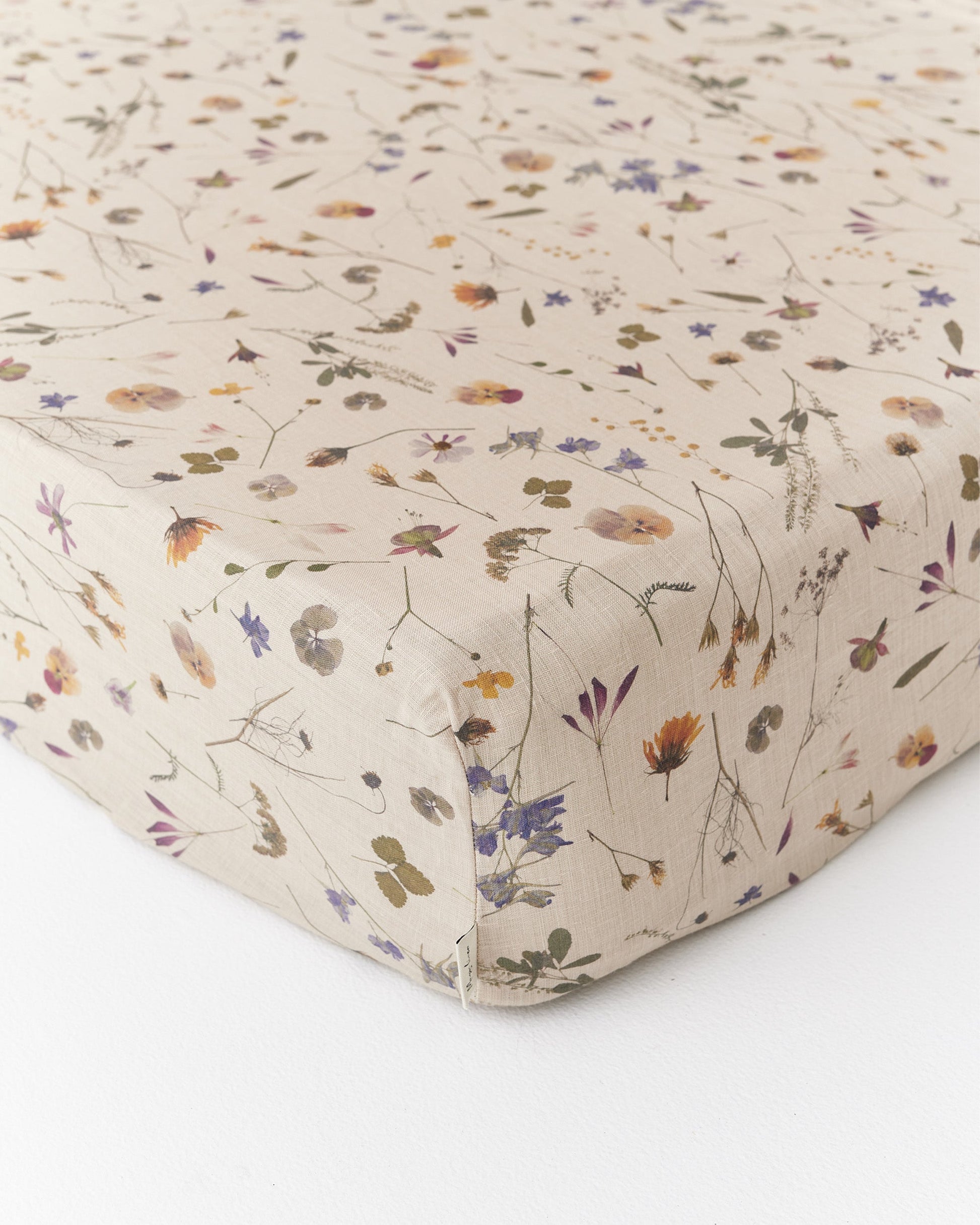https://cdn.shopify.com/s/files/1/0640/8454/1699/files/botanical-print-linen-fitted-sheet-2.jpg?v=1758194071