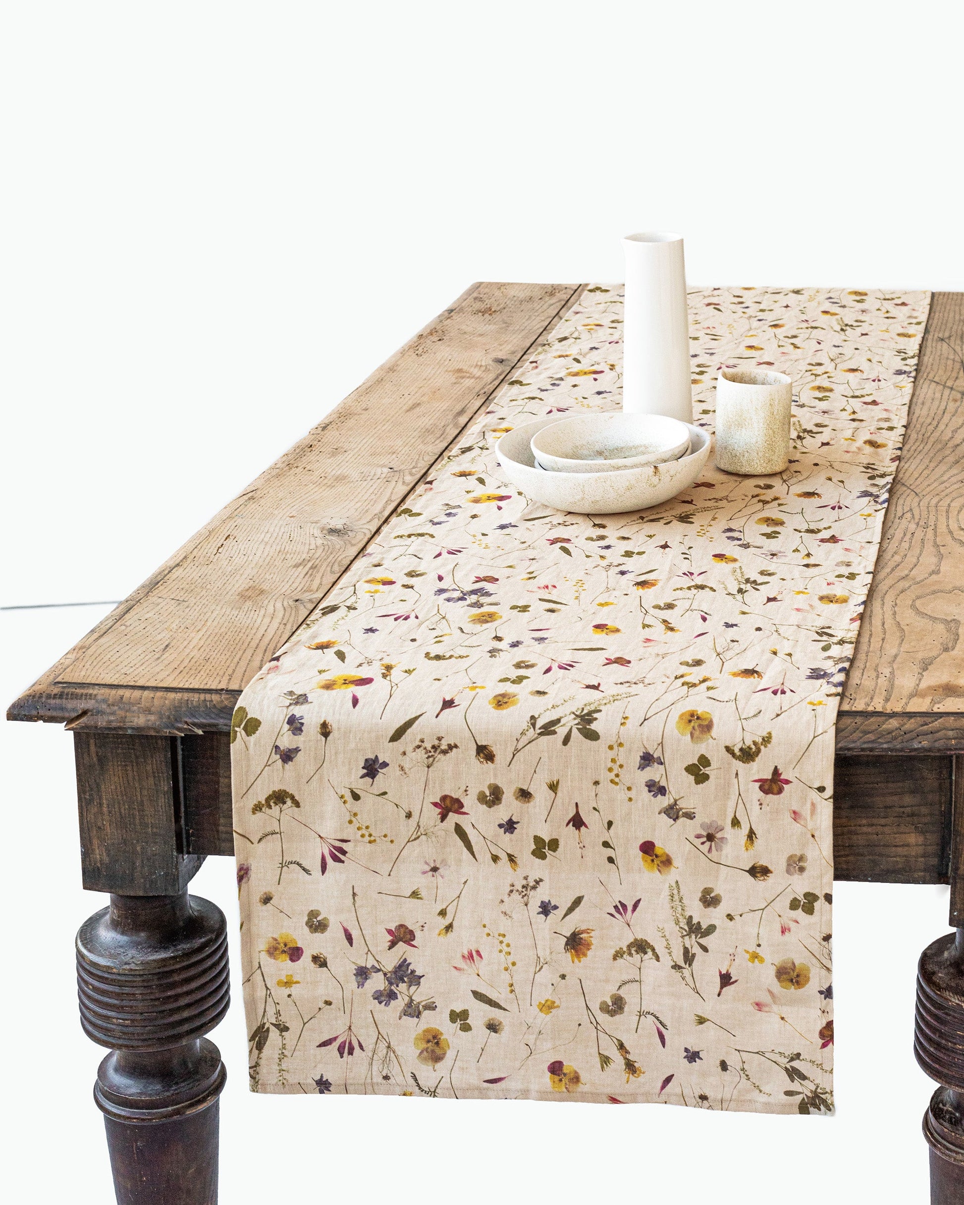 https://cdn.shopify.com/s/files/1/0640/8454/1699/products/botanical-print-linen-table-runner-1.jpg?v=1677675148