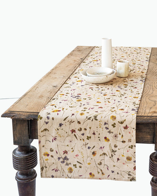 https://cdn.shopify.com/s/files/1/0640/8454/1699/products/botanical-print-linen-table-runner-1.jpg?v=1677675148