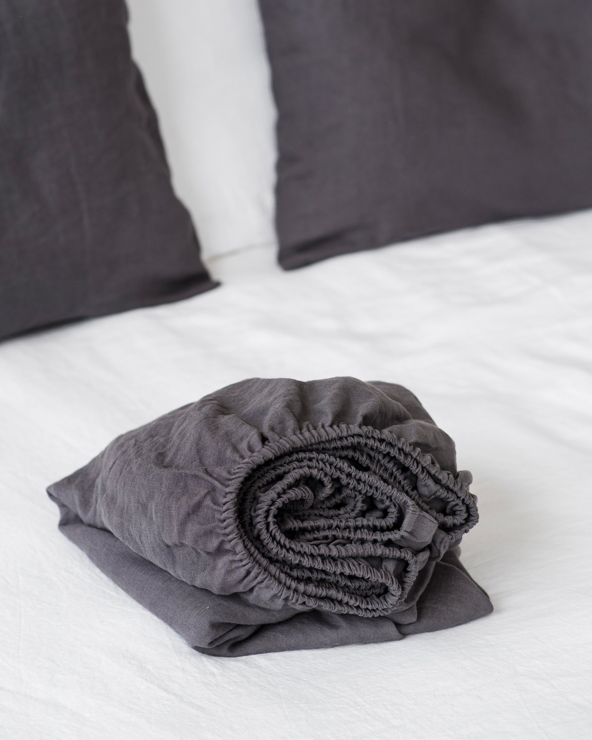 https://cdn.shopify.com/s/files/1/0640/8454/1699/products/charcoal-gray-linen-fitted-sheet-1.jpg?v=1660215580