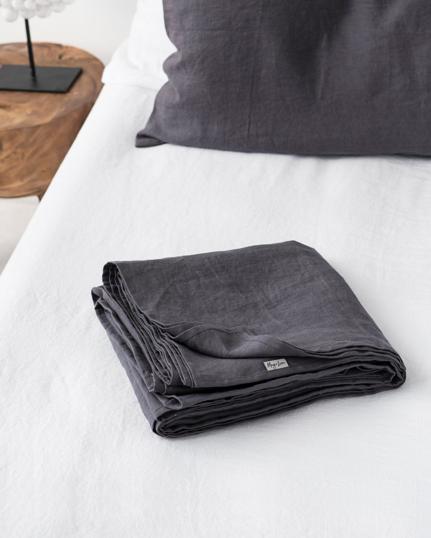 https://cdn.shopify.com/s/files/1/0640/8454/1699/products/charcoal-gray-linen-flat-sheet-1.jpg?v=1660215591