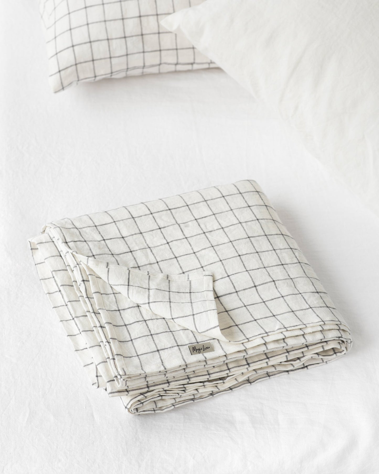https://cdn.shopify.com/s/files/1/0640/8454/1699/products/charcoal-grid-linen-flat-sheet-1.jpg?v=1754487491