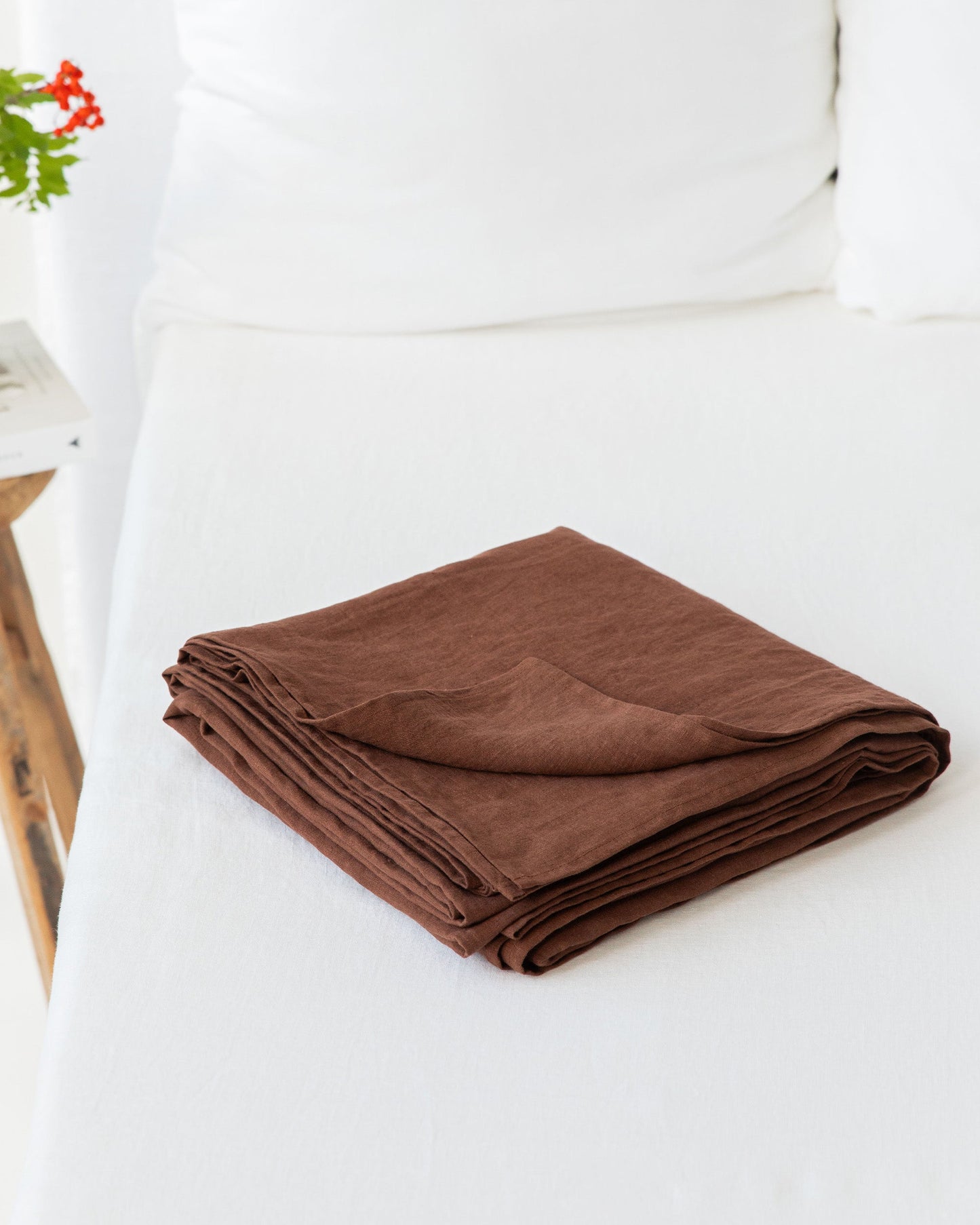 https://cdn.shopify.com/s/files/1/0640/8454/1699/files/chocolate-brown-linen-flat-sheet-2.jpg?v=1725371955