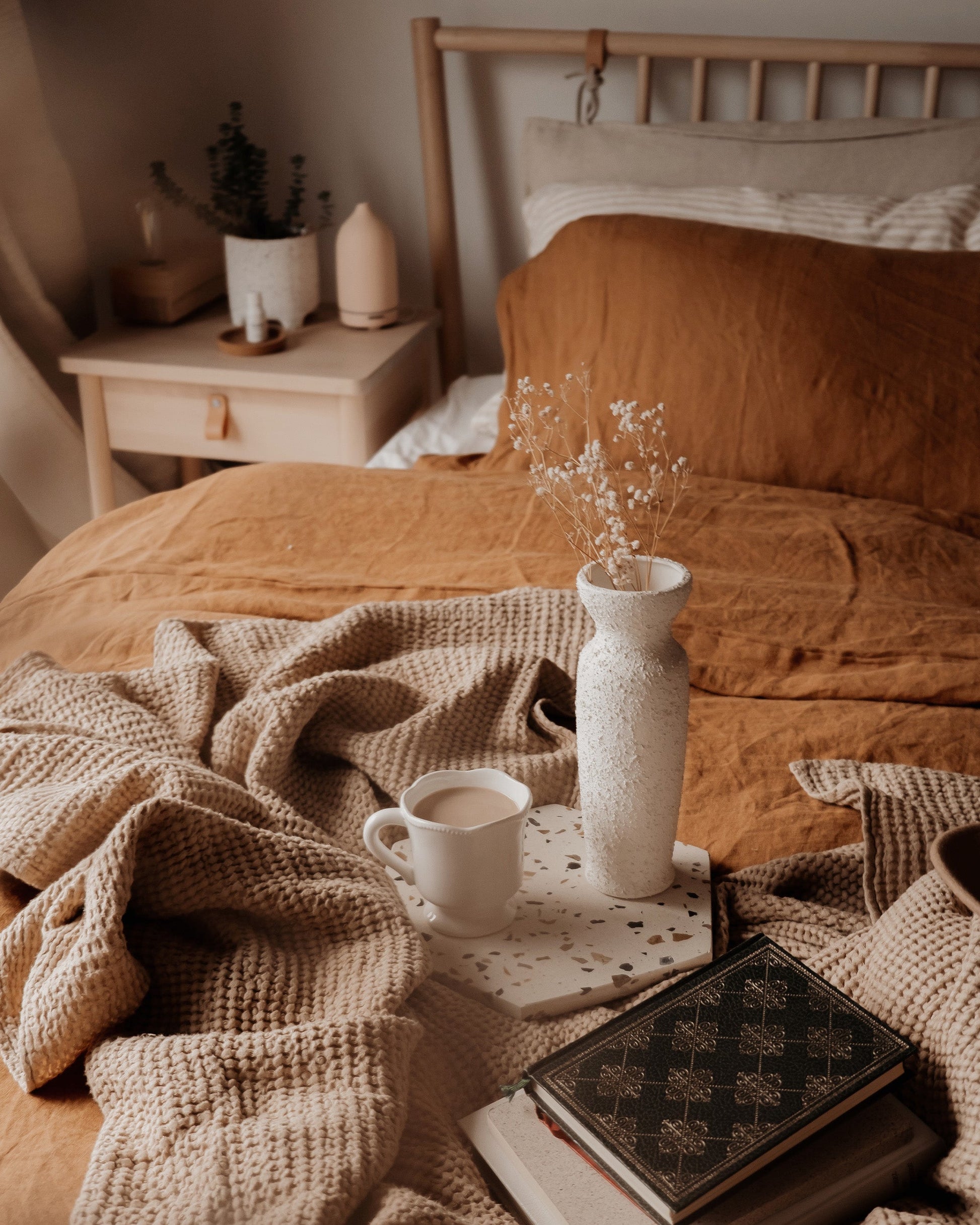 https://cdn.shopify.com/s/files/1/0640/8454/1699/files/cinnamon-duvet-cover-set-waffle-blanket-in-beige.jpg?v=1761130804