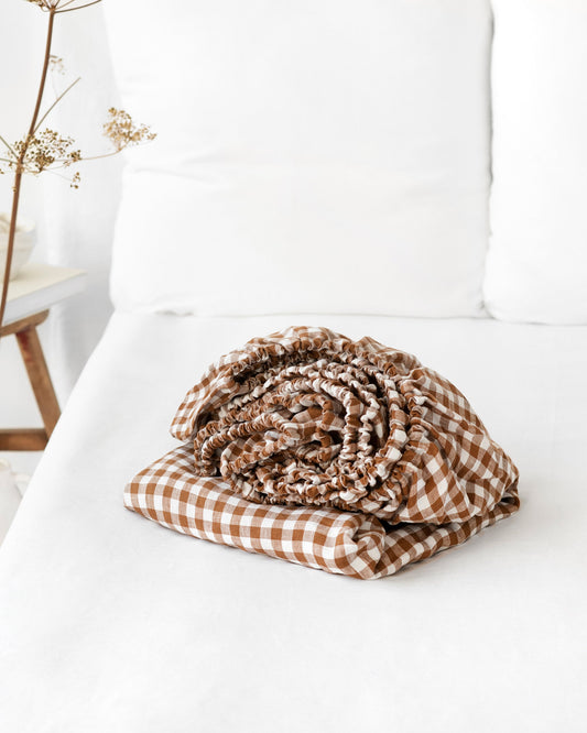 https://cdn.shopify.com/s/files/1/0640/8454/1699/files/cinnamon-gingham-linen-fitted-sheet.jpg?v=1698136831