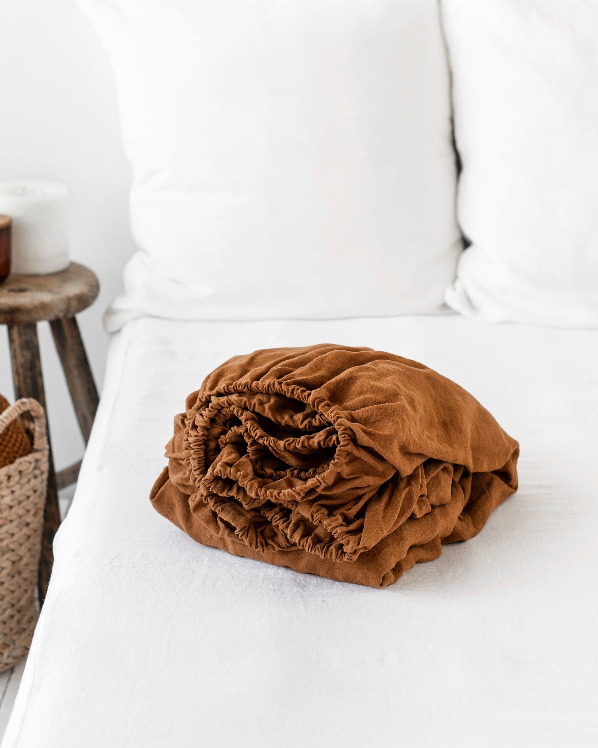 https://cdn.shopify.com/s/files/1/0640/8454/1699/products/cinnamon-linen-fitted-sheet-1.jpg?v=1660215703