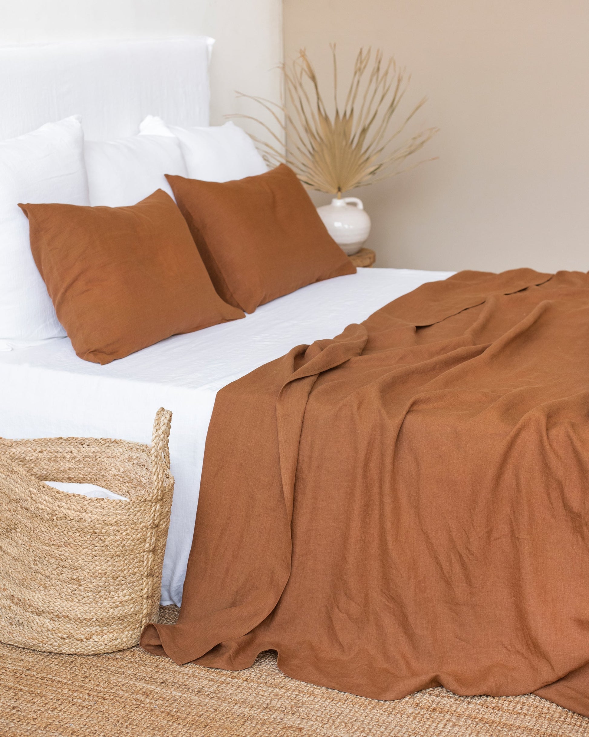 https://cdn.shopify.com/s/files/1/0640/8454/1699/products/cinnamon-linen-flat-sheet-3.jpg?v=1675934663