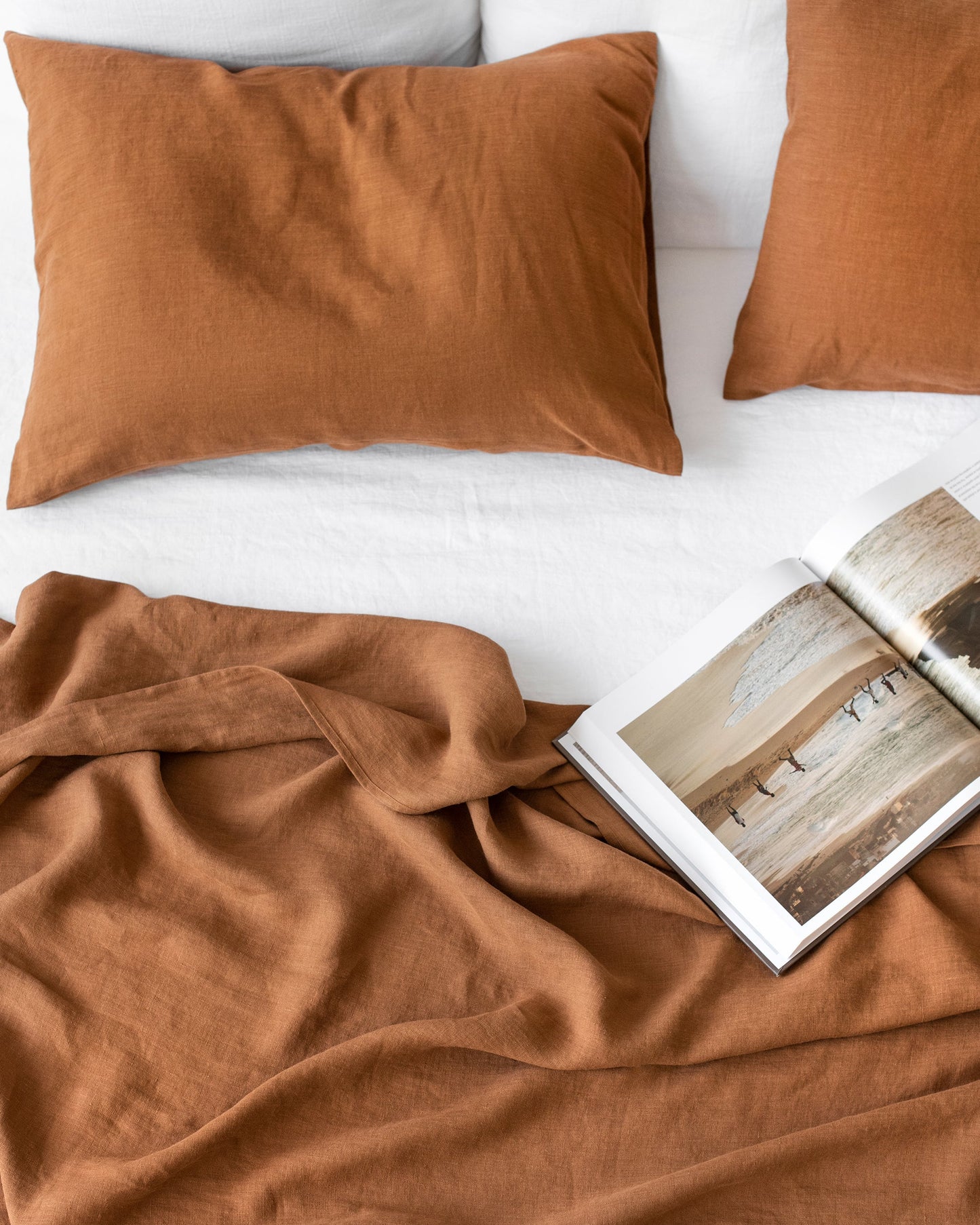 https://cdn.shopify.com/s/files/1/0640/8454/1699/products/cinnamon-linen-flat-sheet-4.jpg?v=1675934885