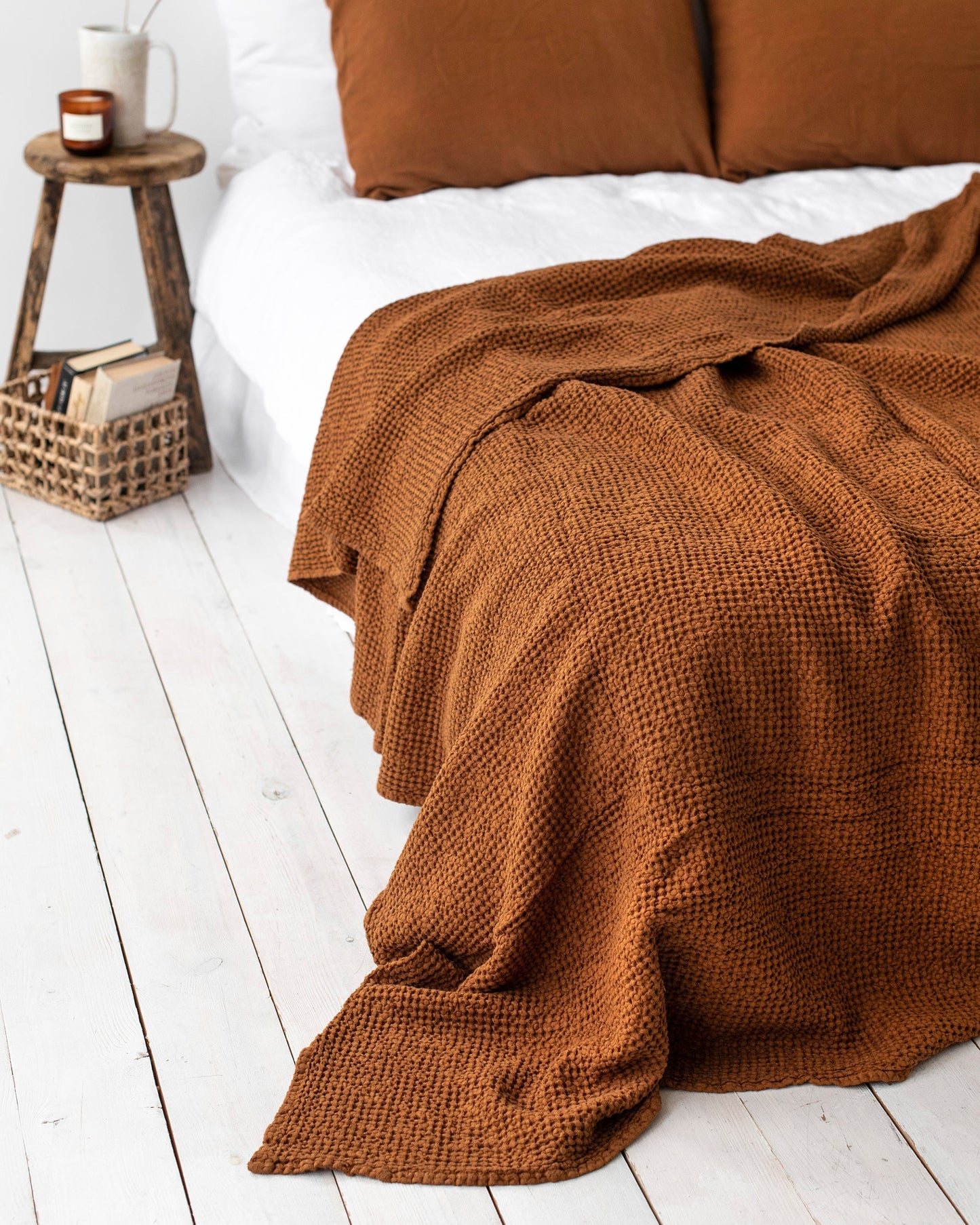 https://cdn.shopify.com/s/files/1/0640/8454/1699/products/cinnamon-linen-waffle-blanket-3.jpg?v=1680502338