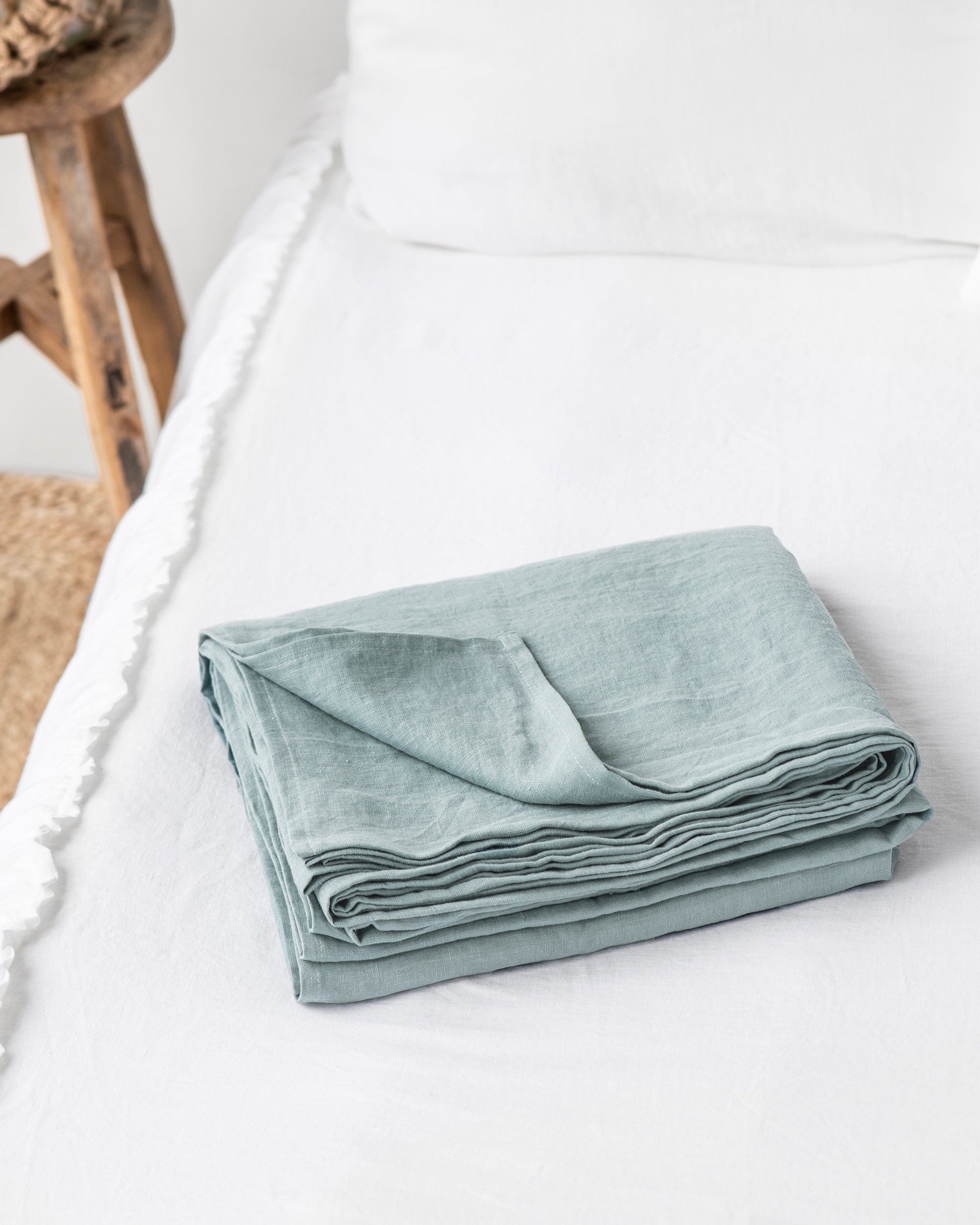 https://cdn.shopify.com/s/files/1/0640/8454/1699/products/dusty-blue-linen-flat-sheet-1.jpg?v=1660216024