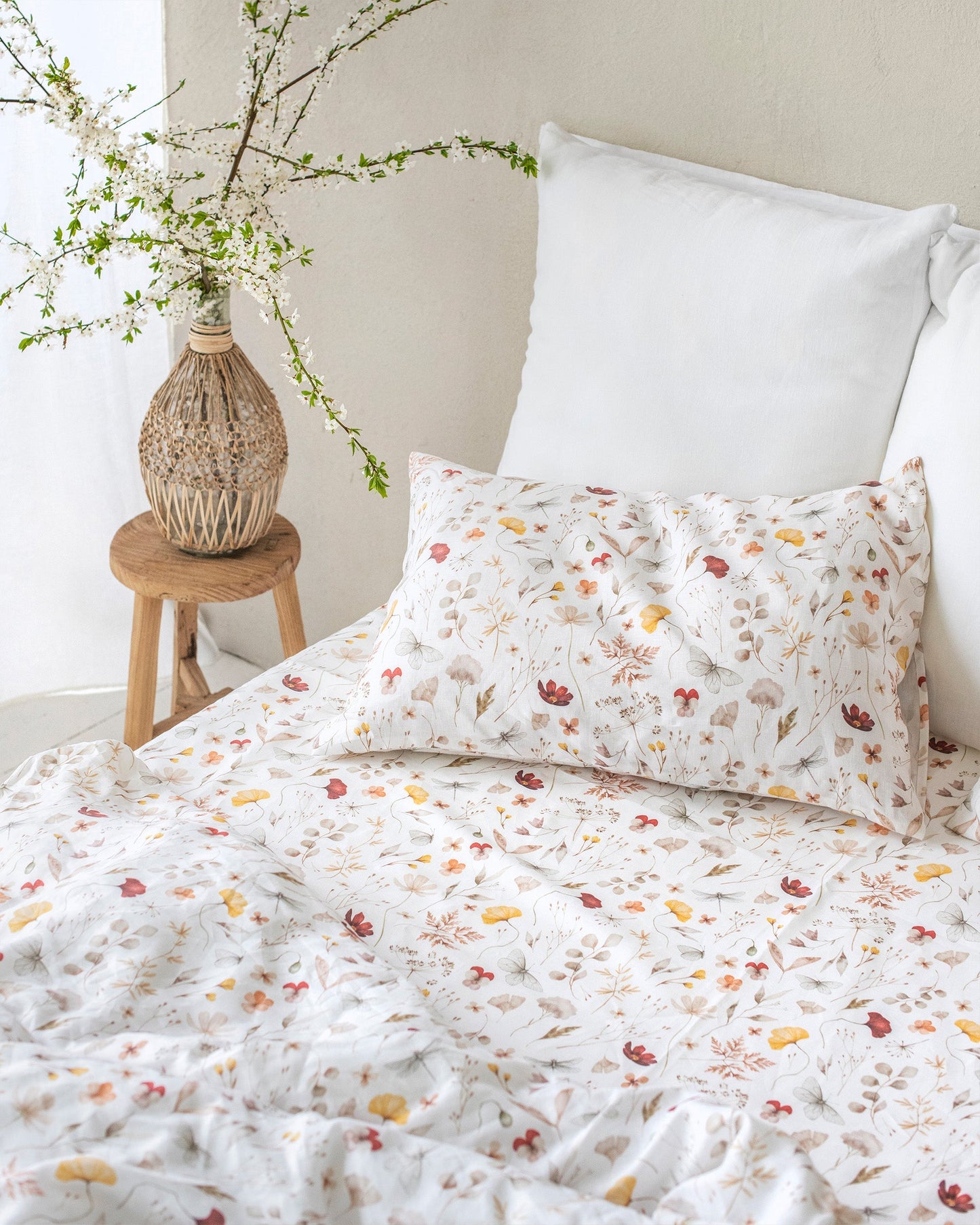 https://cdn.shopify.com/s/files/1/0640/8454/1699/files/duvet-cover-set-meadow-print-7_9541bca3-b783-4e07-b60d-57ecb64b0c7b.jpg?v=1719849706