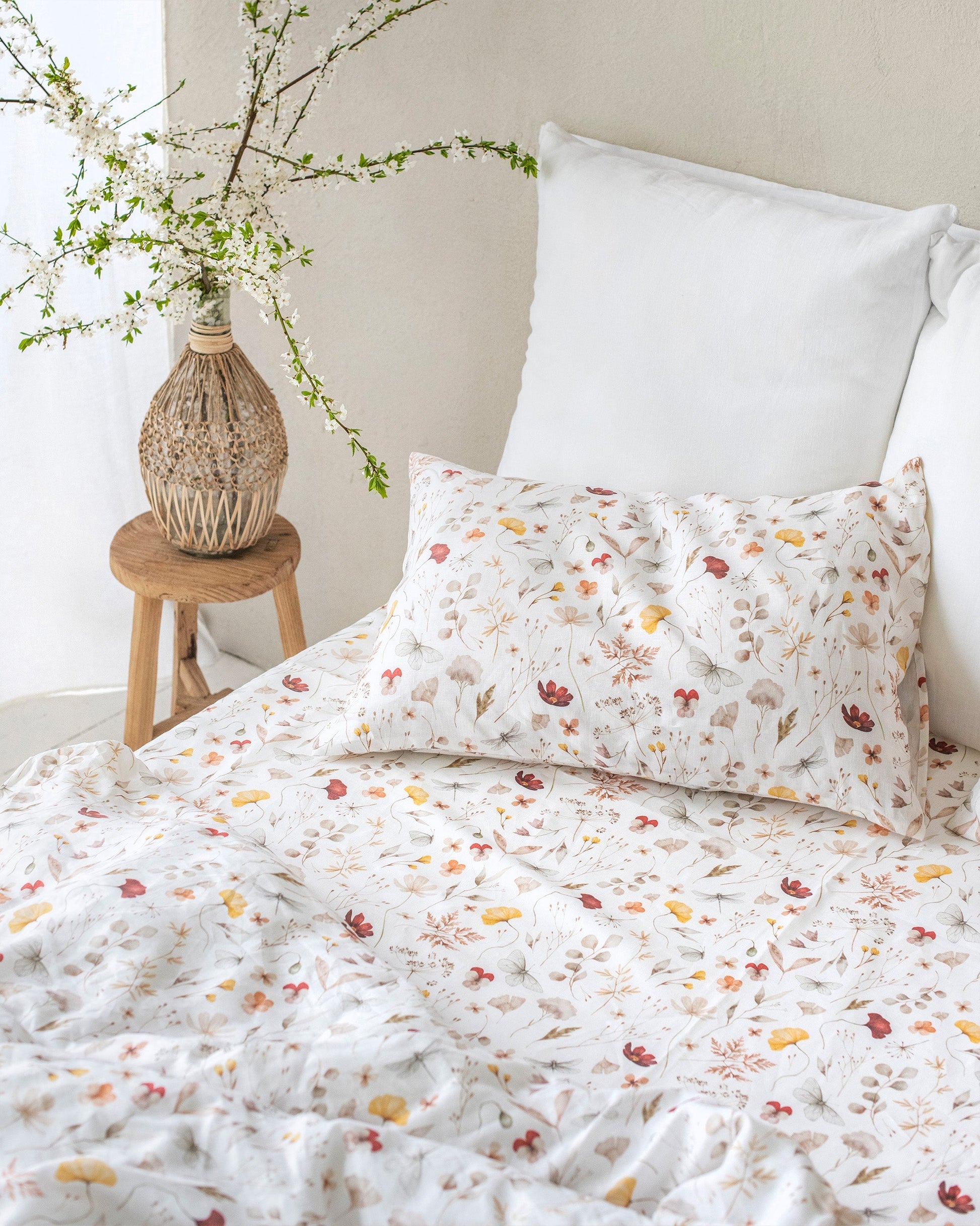https://cdn.shopify.com/s/files/1/0640/8454/1699/files/duvet-cover-set-meadow-print-7_9541bca3-b783-4e07-b60d-57ecb64b0c7b.jpg?v=1719849706