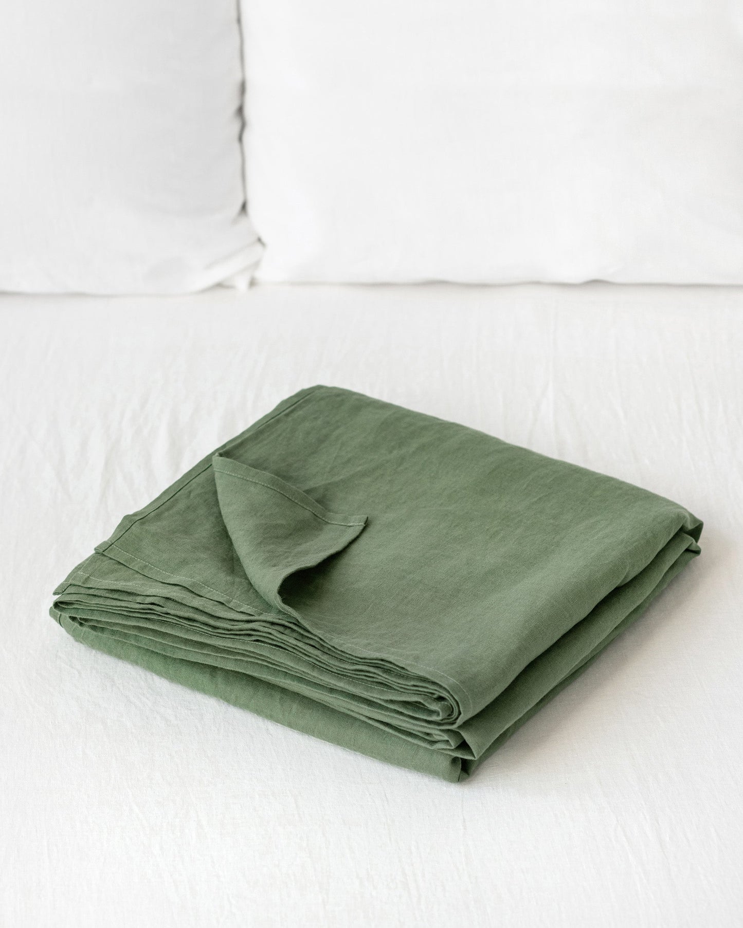 https://cdn.shopify.com/s/files/1/0640/8454/1699/products/forest-green-linen-flat-sheet-01.jpg?v=1756382497