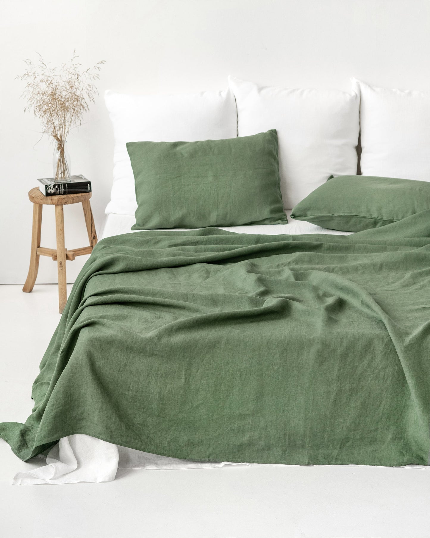 https://cdn.shopify.com/s/files/1/0640/8454/1699/products/forest-green-linen-flat-sheet-1.jpg?v=1764054840