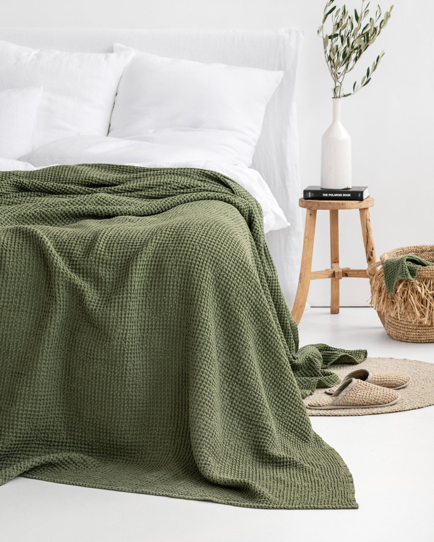 https://cdn.shopify.com/s/files/1/0640/8454/1699/products/forest-green-waffle-blanket-4.jpg?v=1680703266
