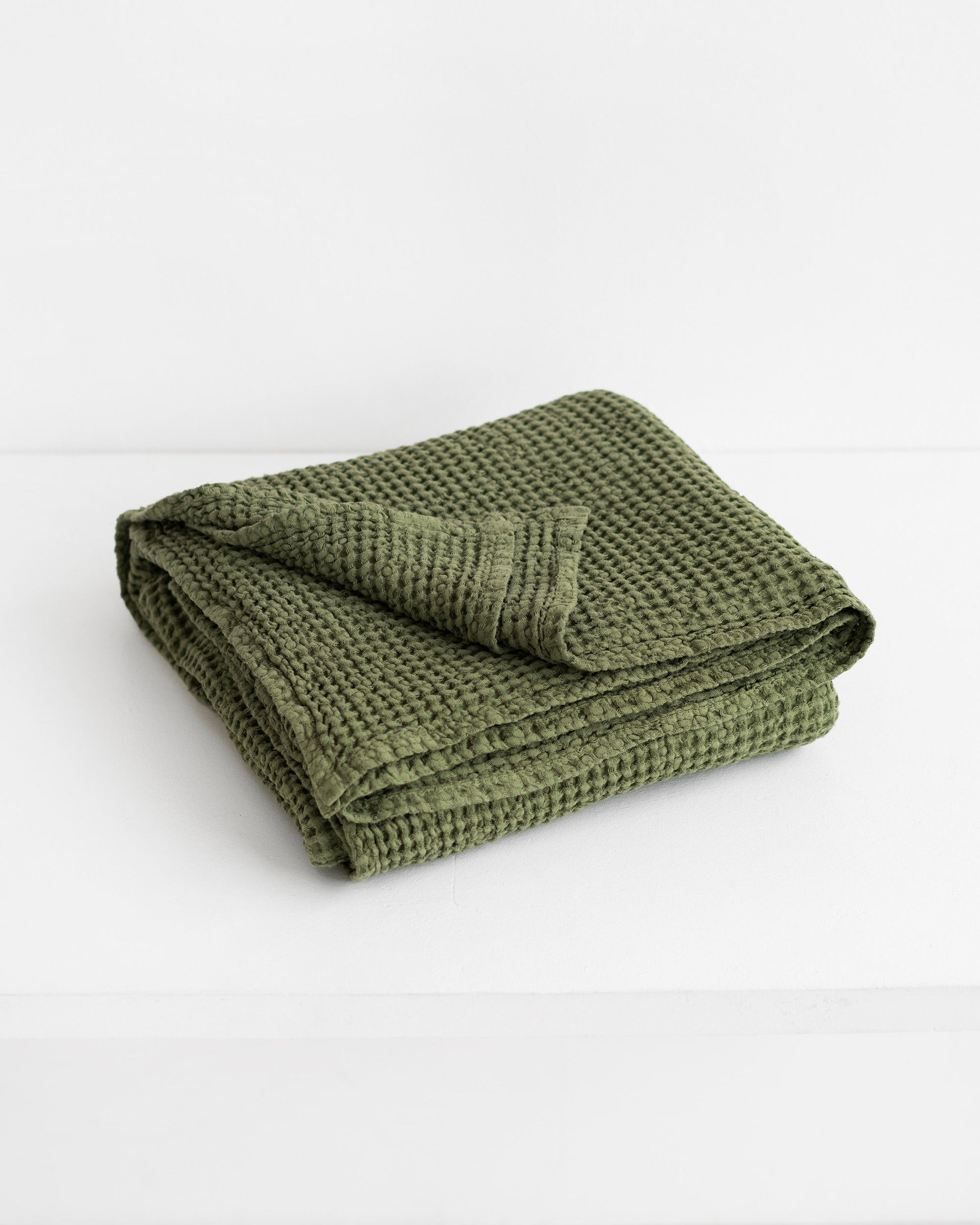 https://cdn.shopify.com/s/files/1/0640/8454/1699/files/forest-green-waffle-throw-2.jpg?v=1703073780