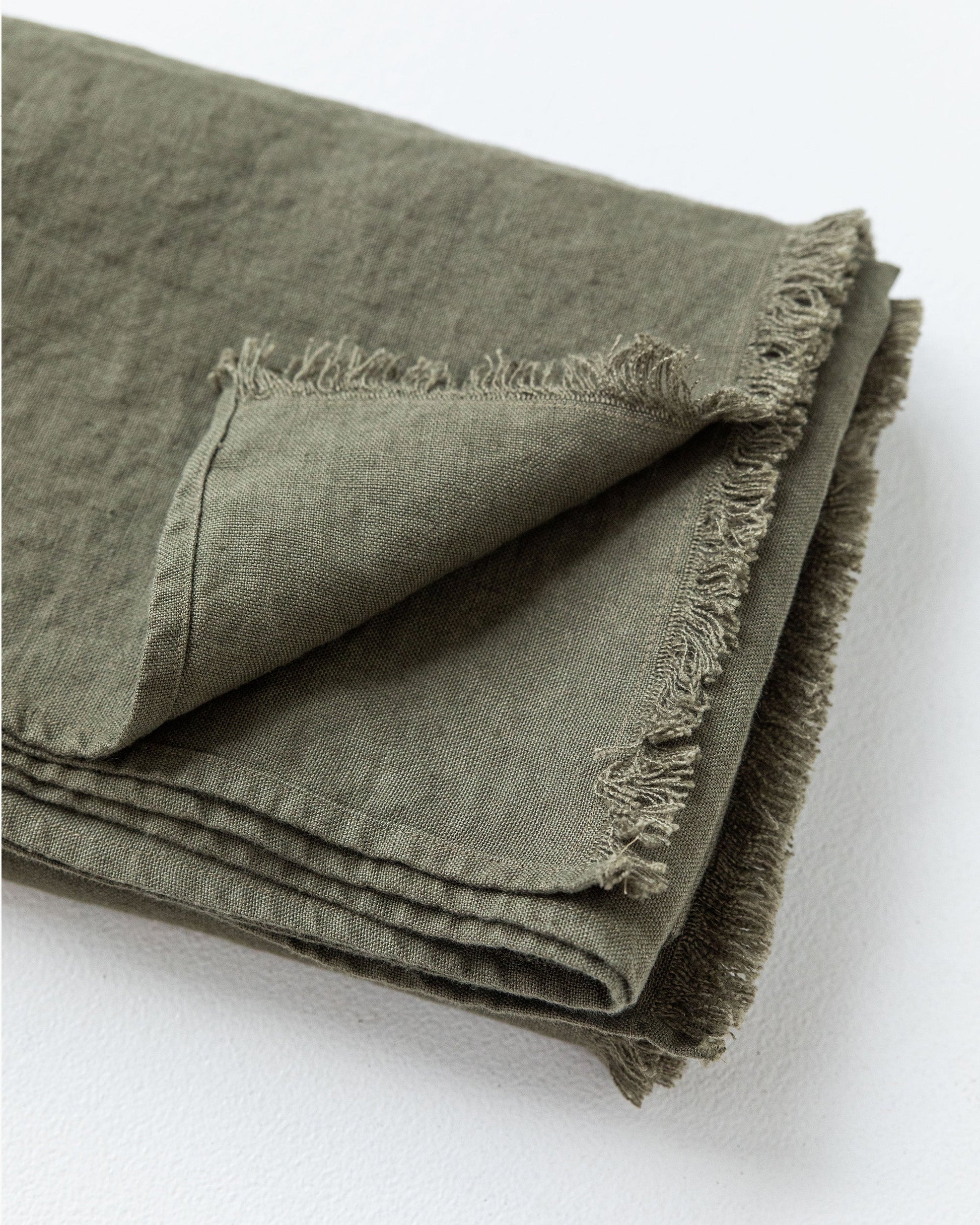 https://cdn.shopify.com/s/files/1/0640/8454/1699/files/heavyweight-linen-throw-blanket-in-dark-green.jpg?v=1725346265