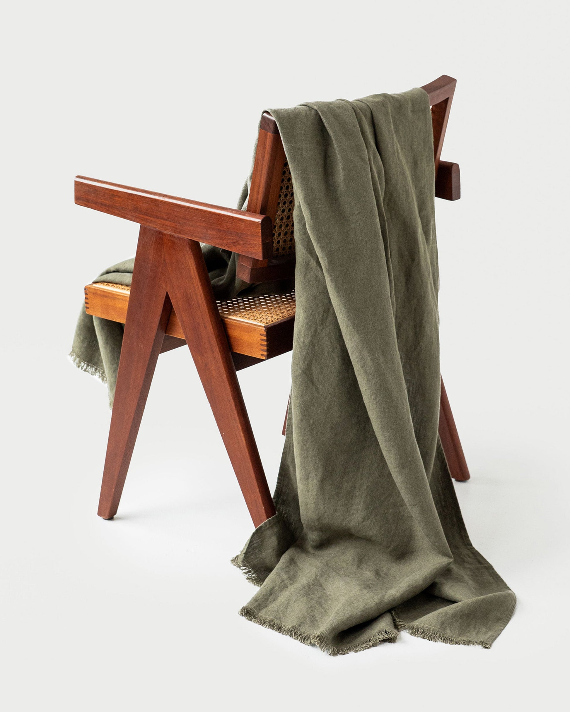 https://cdn.shopify.com/s/files/1/0640/8454/1699/files/heavyweight-linen-throw-blanket-in-dark-green_7f8a4120-9921-4bed-9c3f-1d57c30f2af3.jpg?v=1729151020