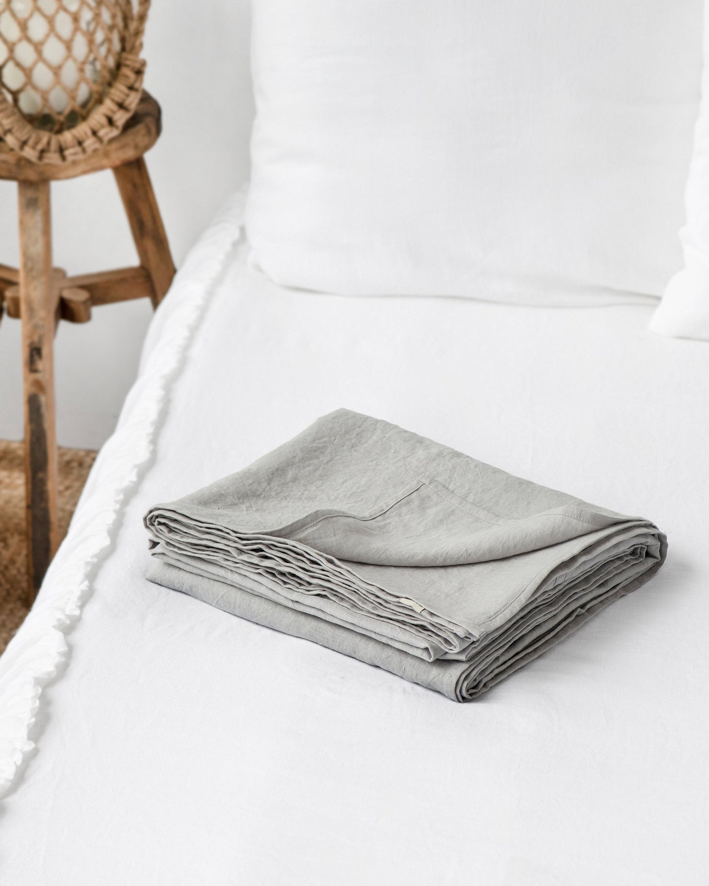 https://cdn.shopify.com/s/files/1/0640/8454/1699/products/light-gray-linen-flat-sheet-1.jpg?v=1660216275