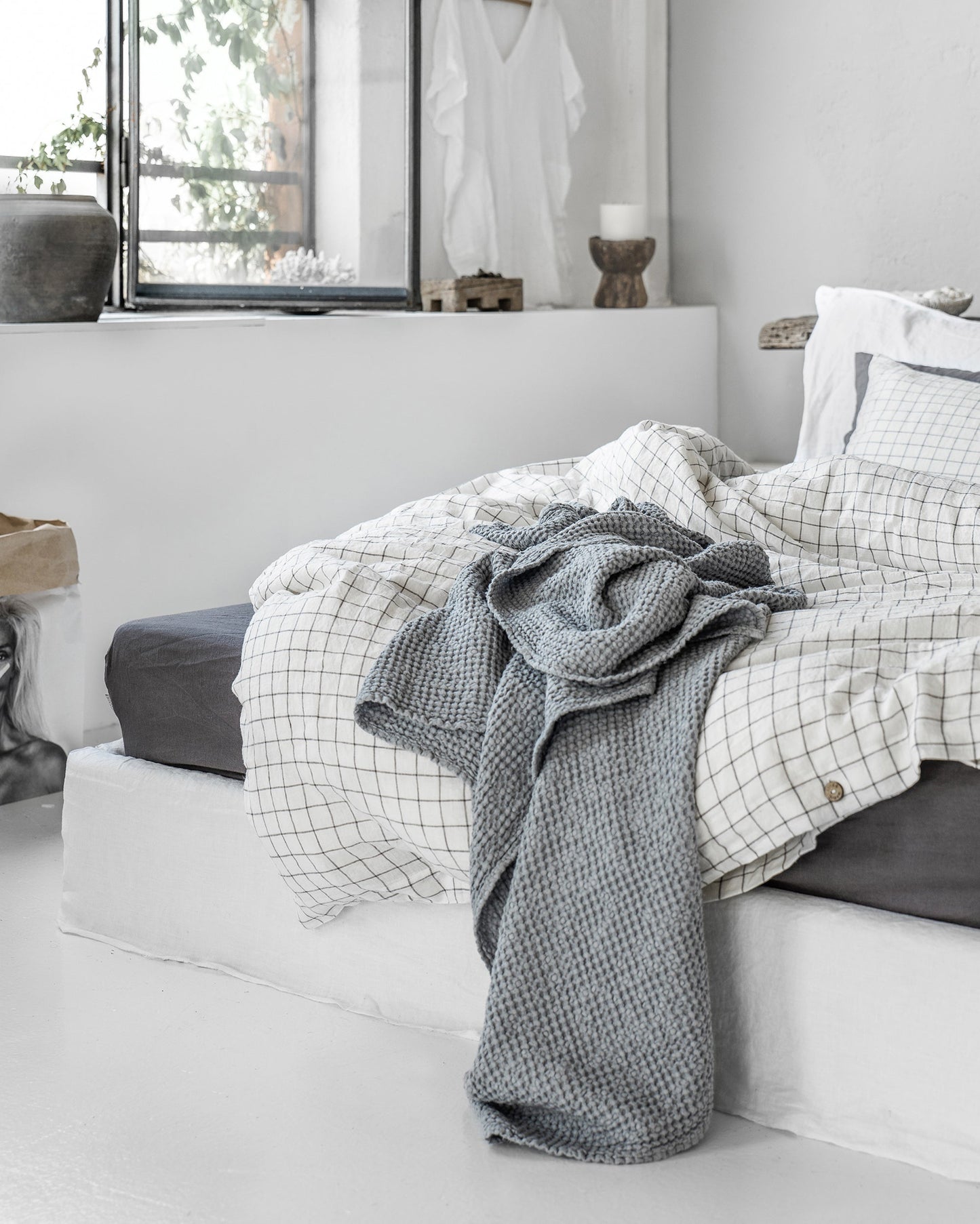 https://cdn.shopify.com/s/files/1/0640/8454/1699/files/light-gray-linen-waffle-blanket-3.jpg?v=1699441519