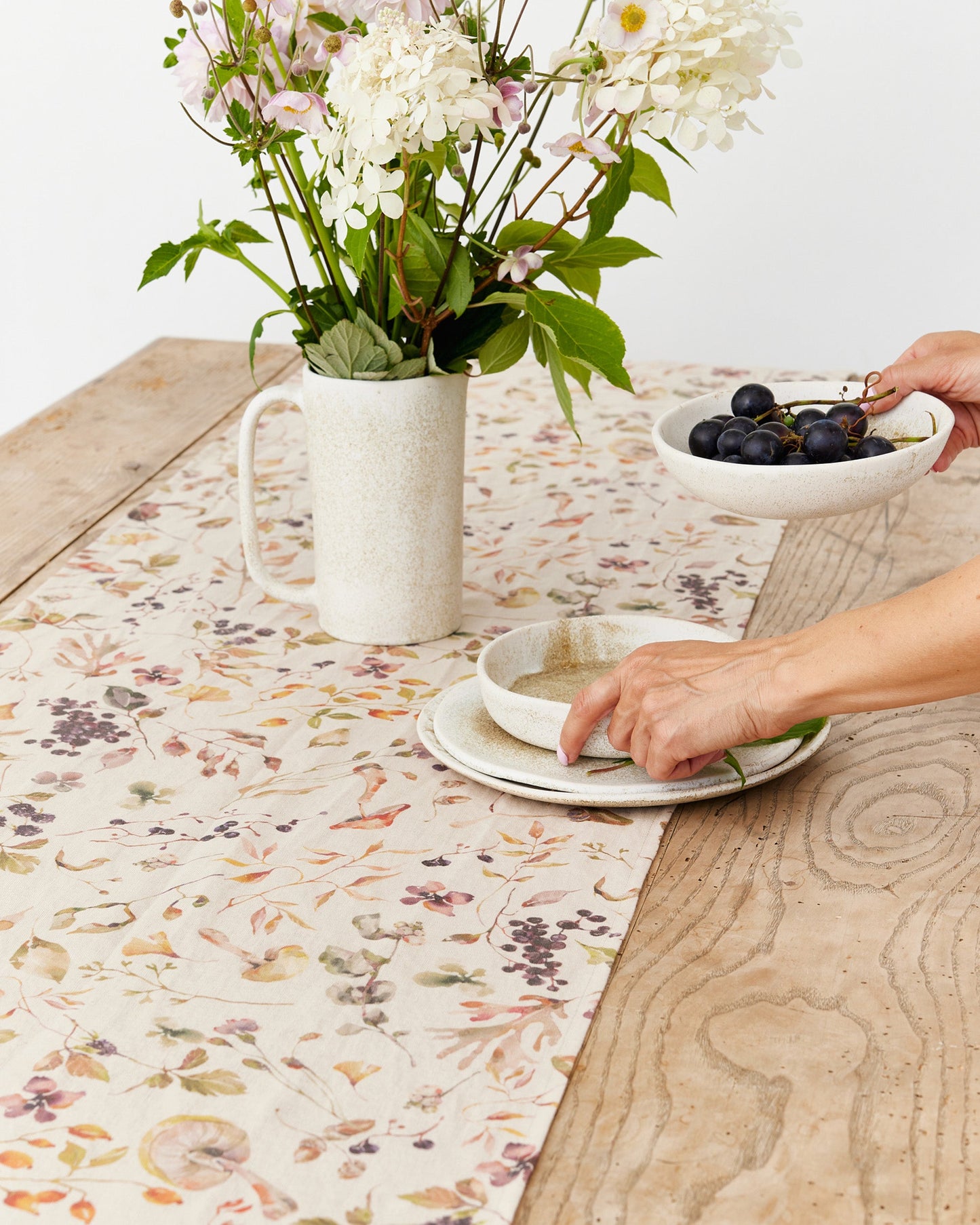 https://cdn.shopify.com/s/files/1/0640/8454/1699/files/linen-table-runner-in-autumn-forest-print-1.jpg?v=1756994114