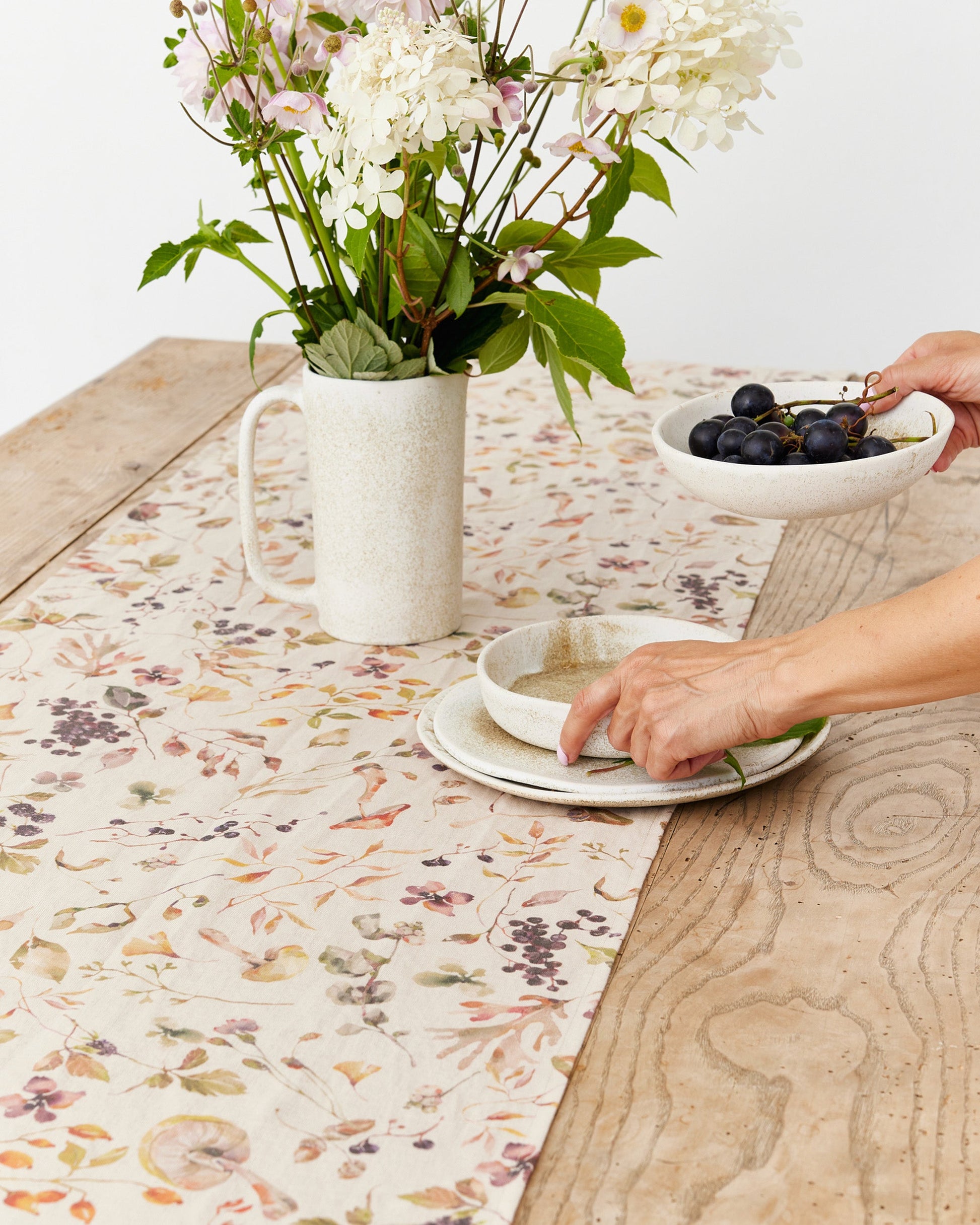 https://cdn.shopify.com/s/files/1/0640/8454/1699/files/linen-table-runner-in-autumn-forest-print-1.jpg?v=1756994114