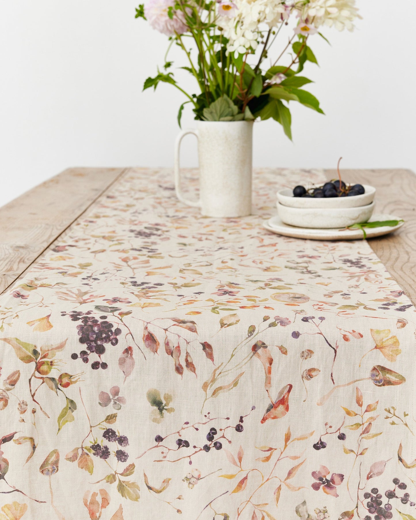 https://cdn.shopify.com/s/files/1/0640/8454/1699/files/linen-table-runner-in-autumn-forest-print-2.jpg?v=1756994114