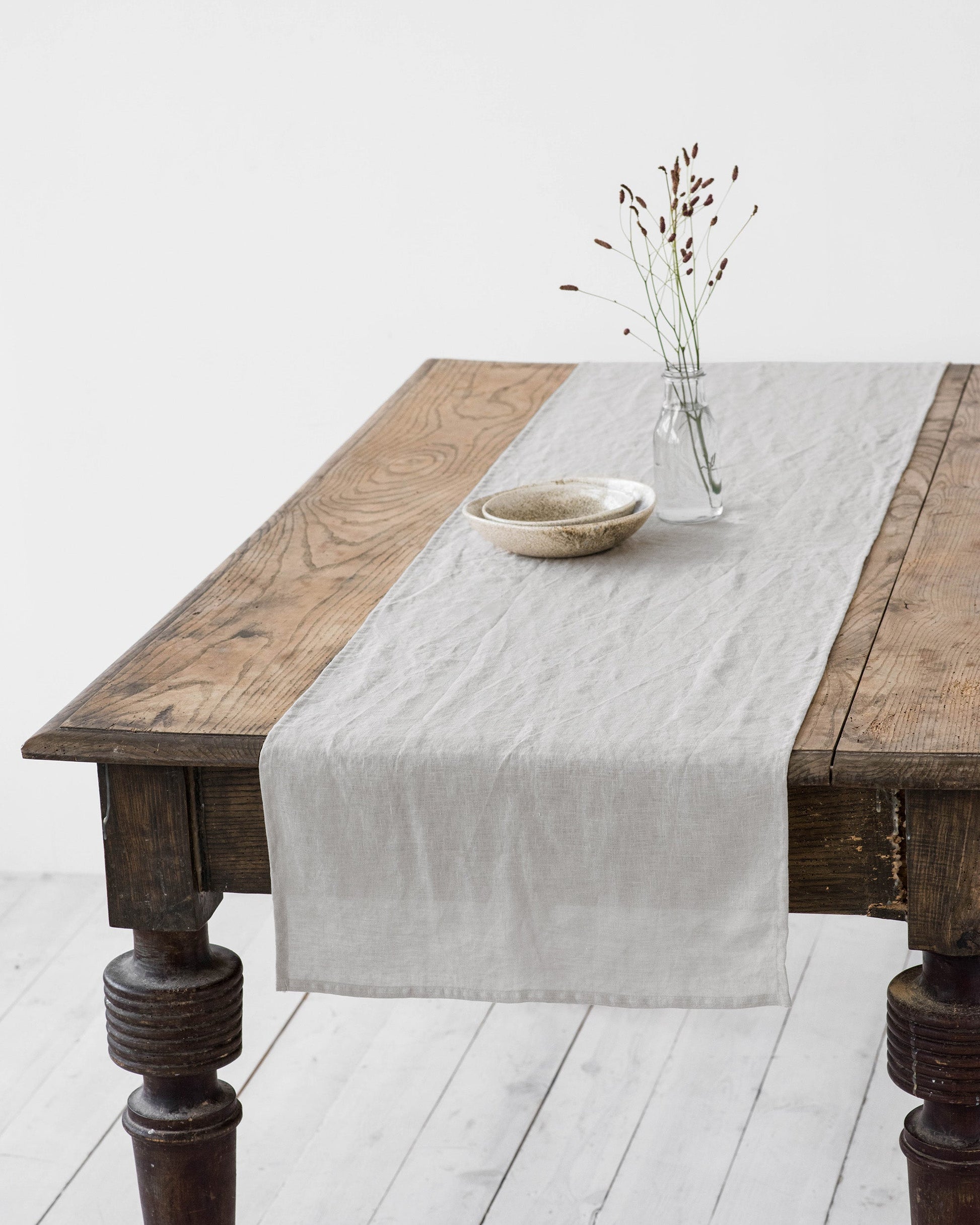 https://cdn.shopify.com/s/files/1/0640/8454/1699/products/linen-table-runner-light-gray-0.jpg?v=1676624434