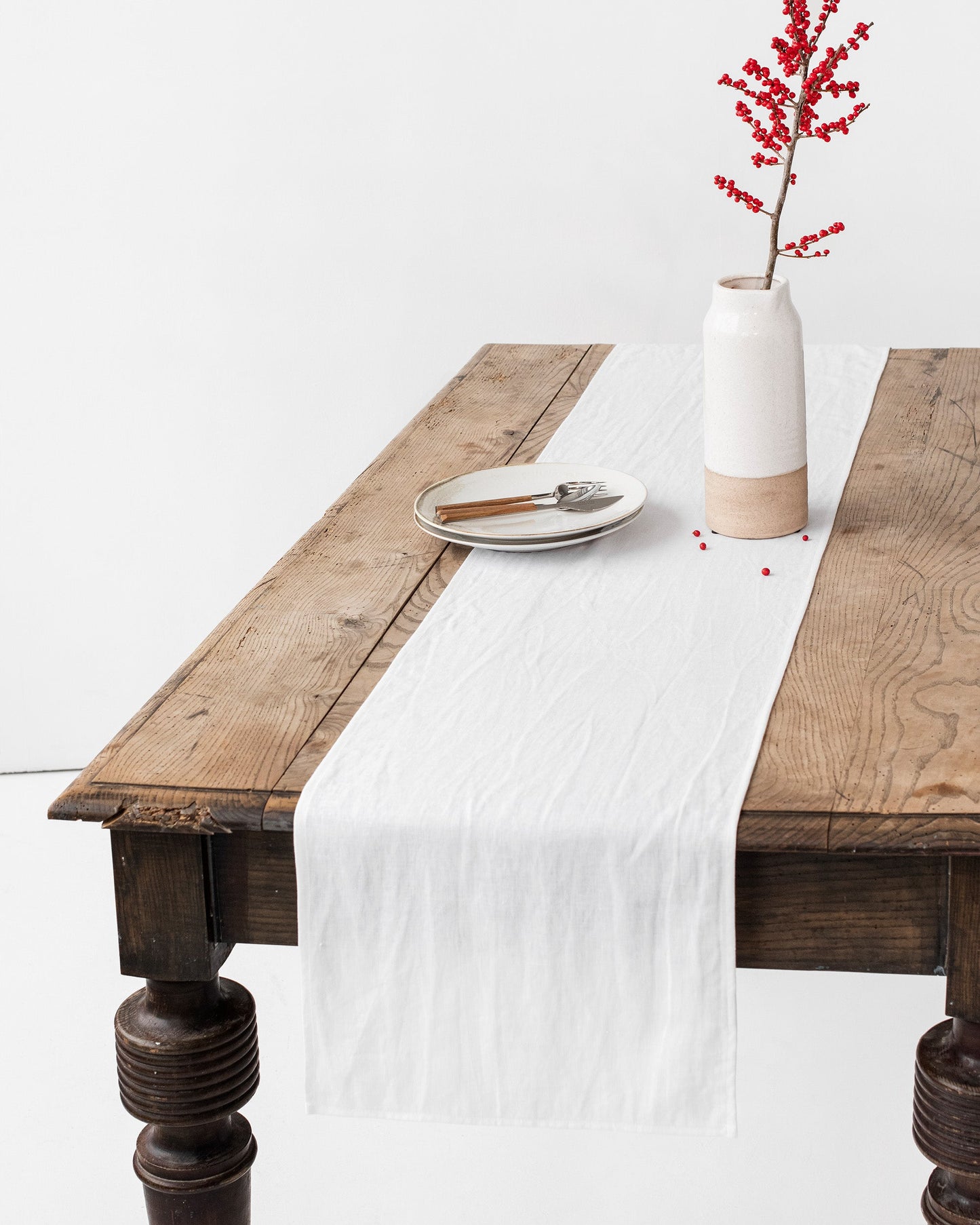 https://cdn.shopify.com/s/files/1/0640/8454/1699/products/linen-table-runner-white.jpg?v=1674739194