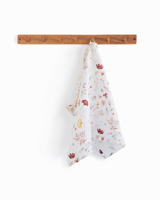https://cdn.shopify.com/s/files/1/0640/8454/1699/files/linen-tea-towel-in-meadow-print.jpg?v=1745908446
