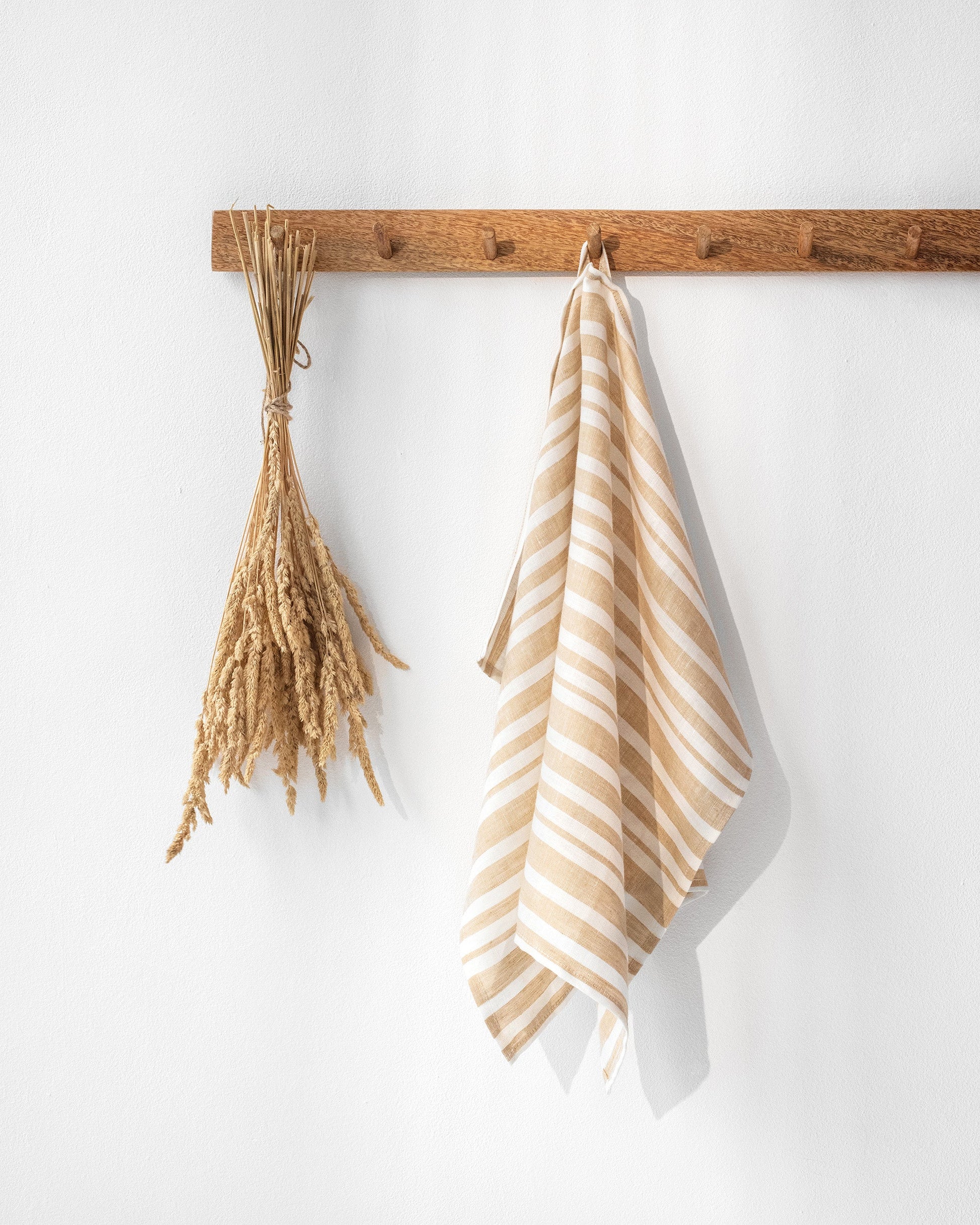 https://cdn.shopify.com/s/files/1/0640/8454/1699/products/linen-tea-towel-striped-in-sandy-beige.jpg?v=1754487113