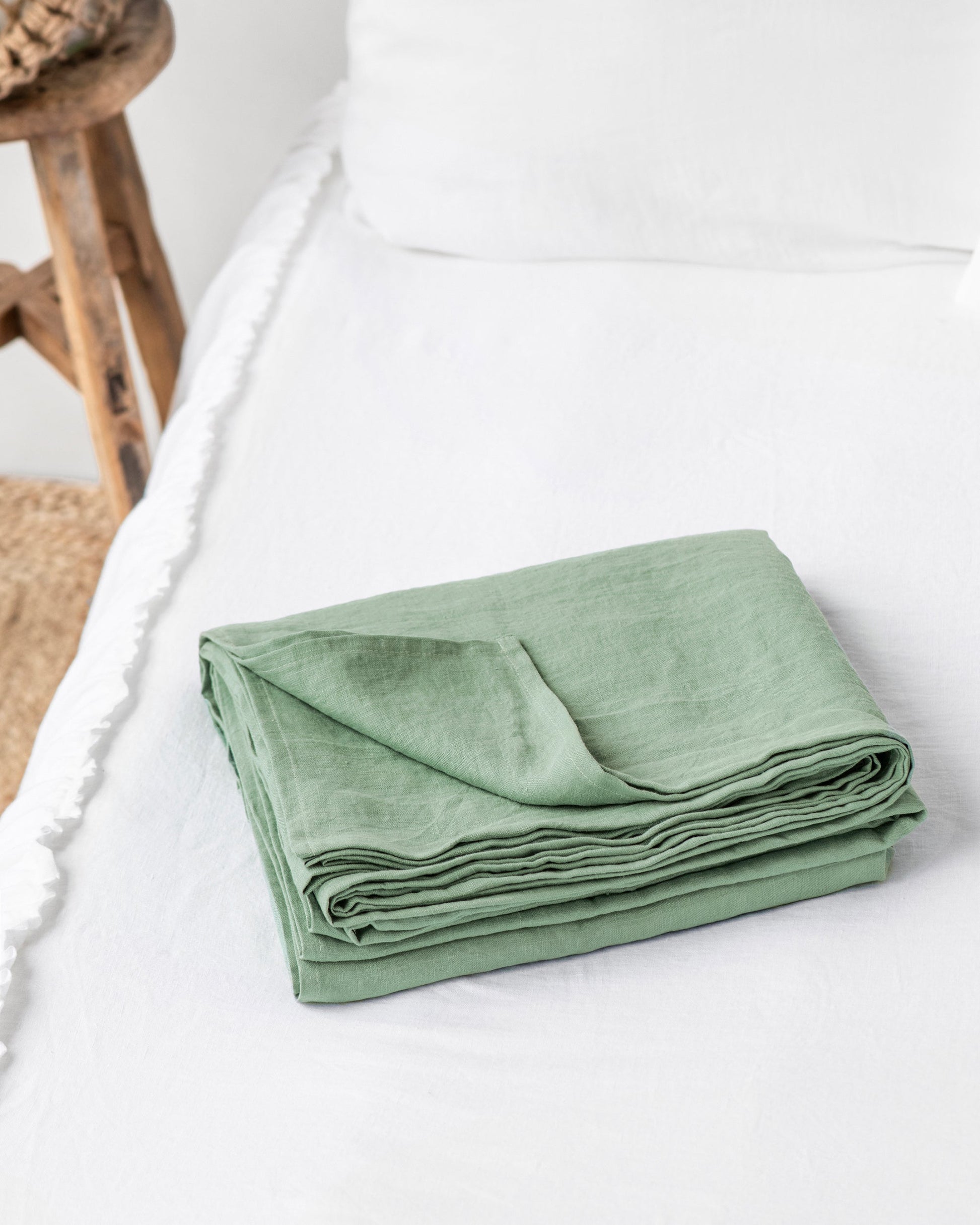 https://cdn.shopify.com/s/files/1/0640/8454/1699/products/matcha-green-linen-flat-sheet-1.jpg?v=1660217296