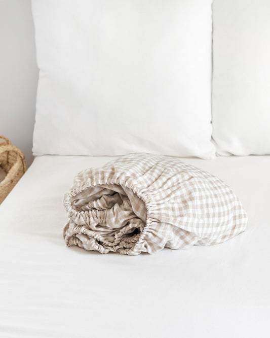 https://cdn.shopify.com/s/files/1/0640/8454/1699/products/natural-gingham-linen-fitted-sheet-1.jpg?v=1678278600