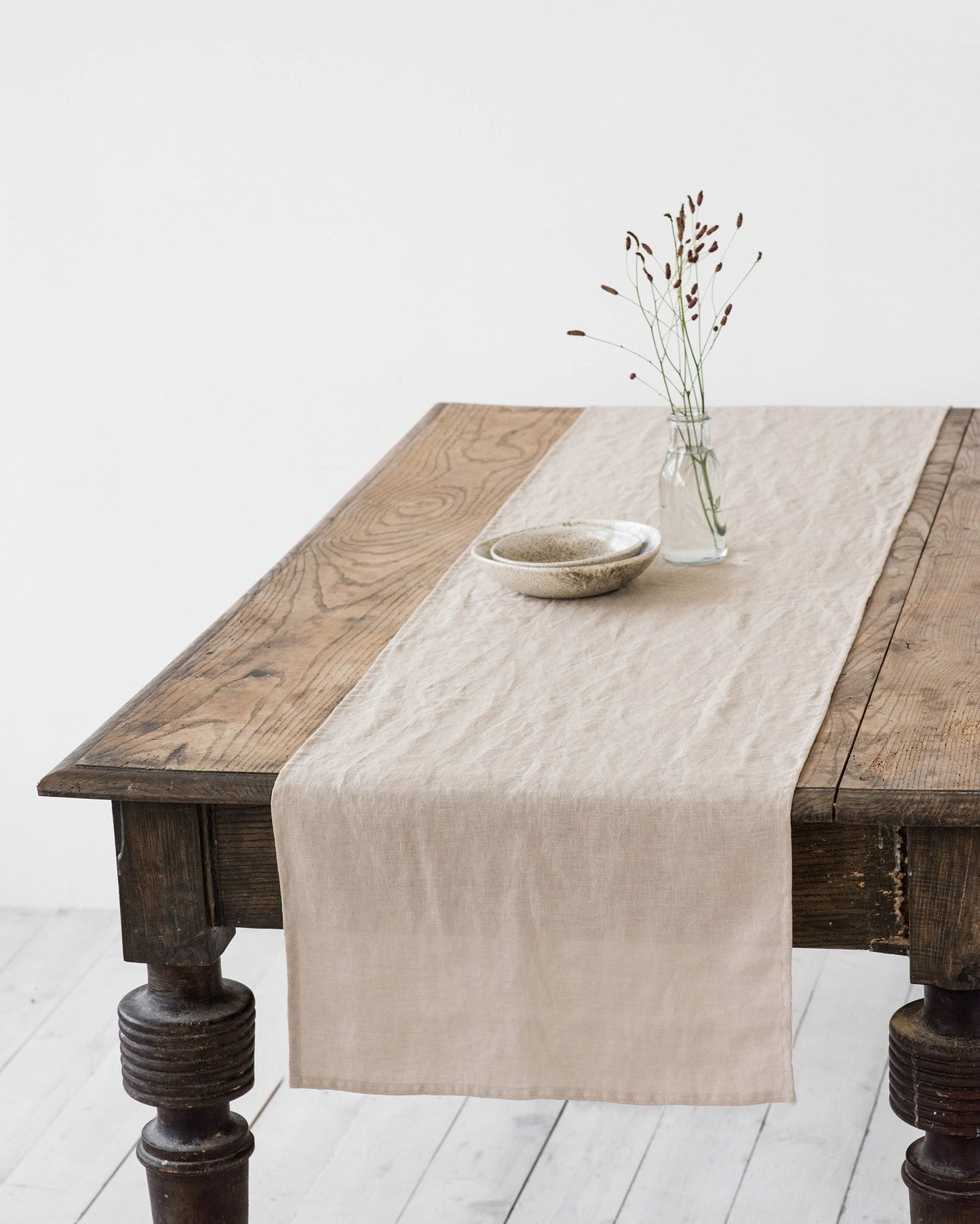 https://cdn.shopify.com/s/files/1/0640/8454/1699/files/natural-linen-table-runner.jpg?v=1770121812