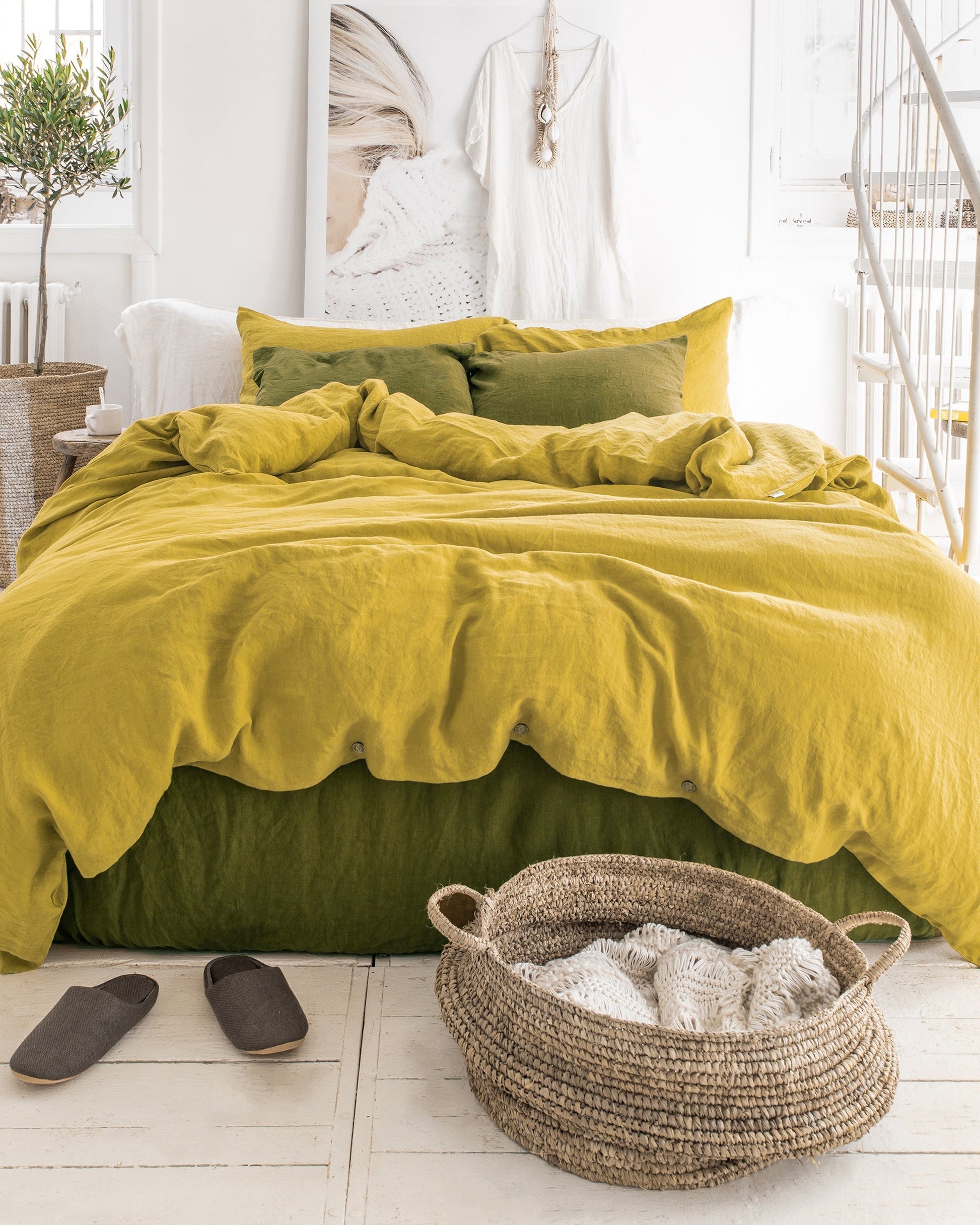 https://cdn.shopify.com/s/files/1/0640/8454/1699/products/olive-green-linen-fitted-sheet-2.jpg?v=1675934542