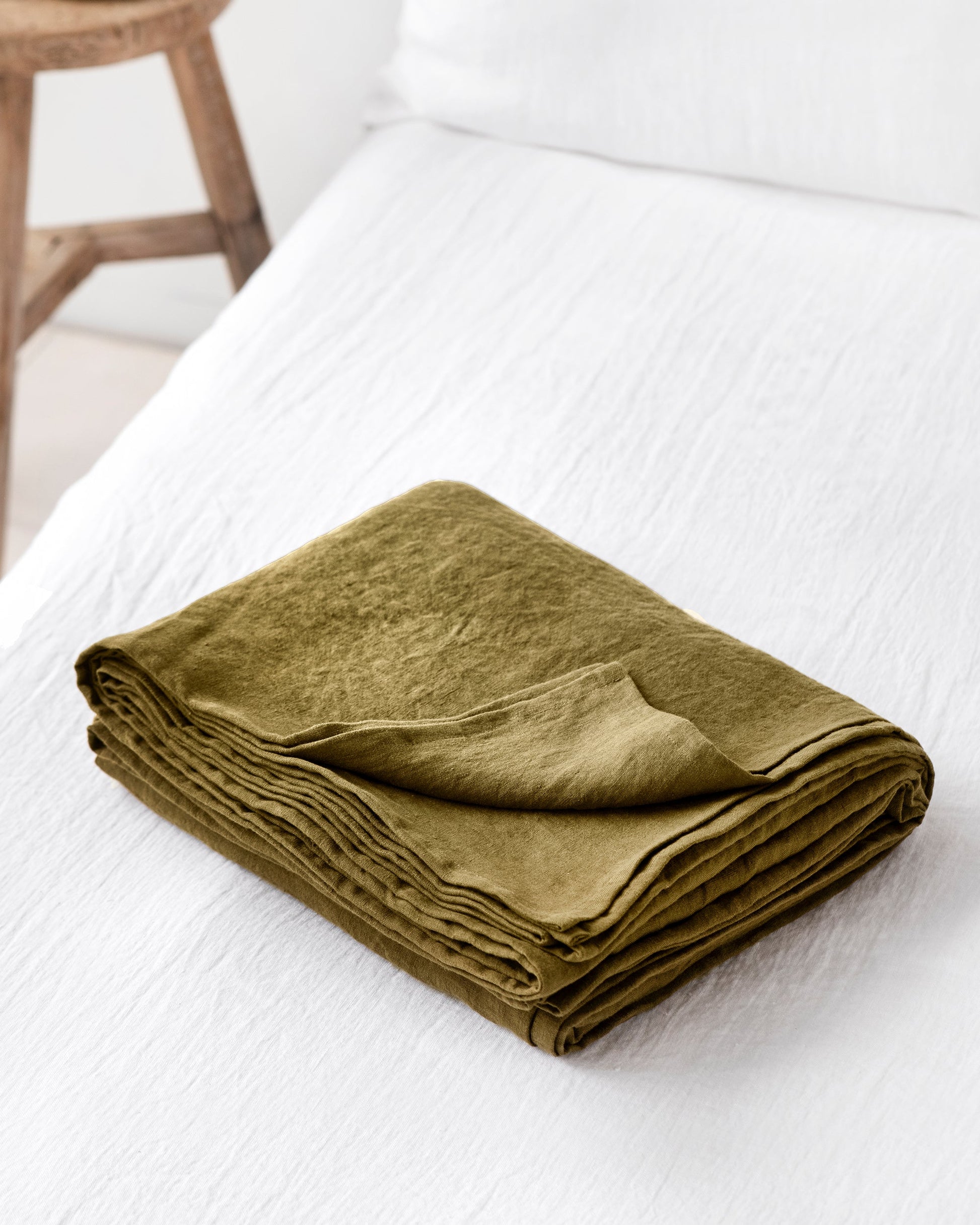 https://cdn.shopify.com/s/files/1/0640/8454/1699/products/olive-green-linen-flat-sheet-1.jpg?v=1660217890