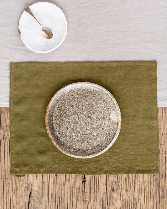 https://cdn.shopify.com/s/files/1/0640/8454/1699/products/olive-green-linen-placemat-1.jpg?v=1660893628