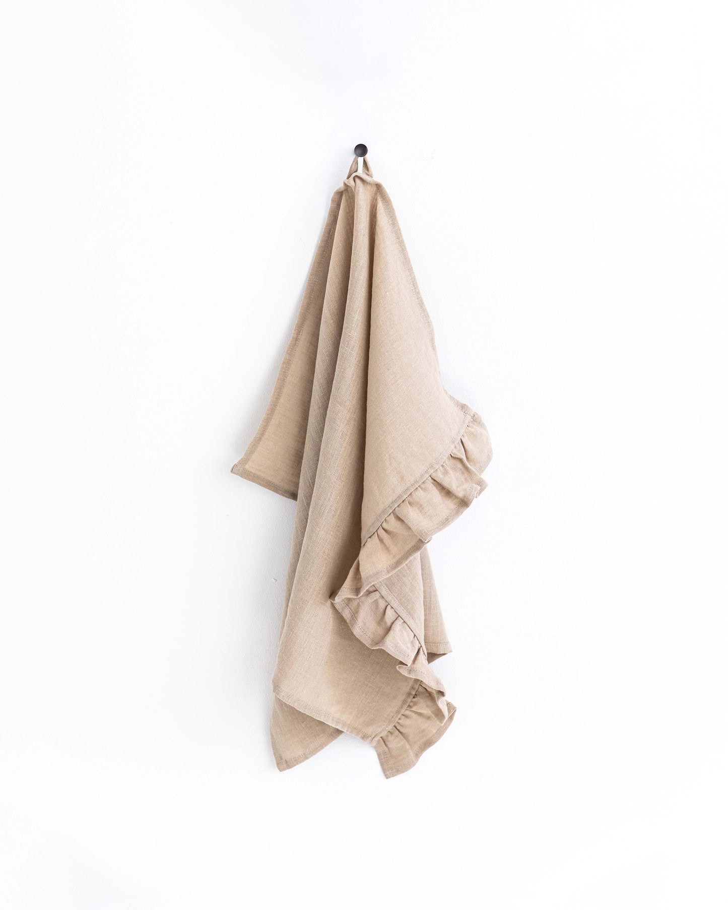 https://cdn.shopify.com/s/files/1/0640/8454/1699/products/ruffle-trim-linen-tea-towel-14.jpg?v=1674653503
