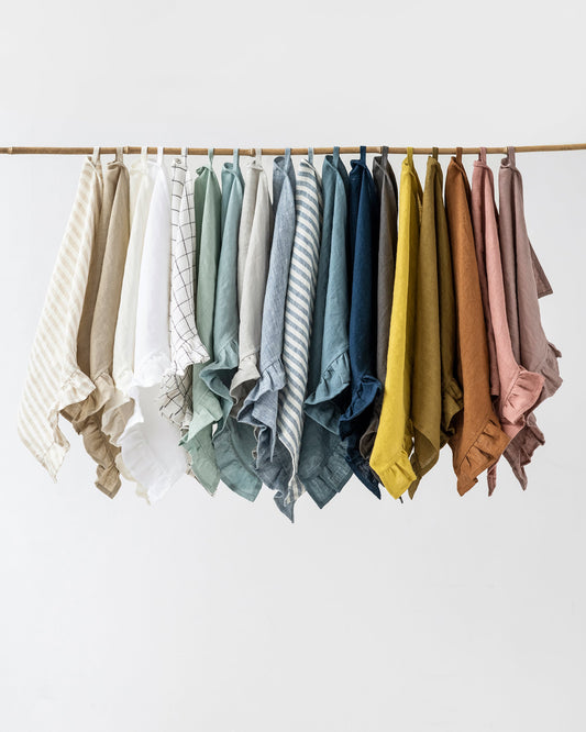 https://cdn.shopify.com/s/files/1/0640/8454/1699/products/ruffle-trim-linen-tea-towel-1_37df42ec-1b5e-419a-aef0-56dbe7543d1a.jpg?v=1676625270