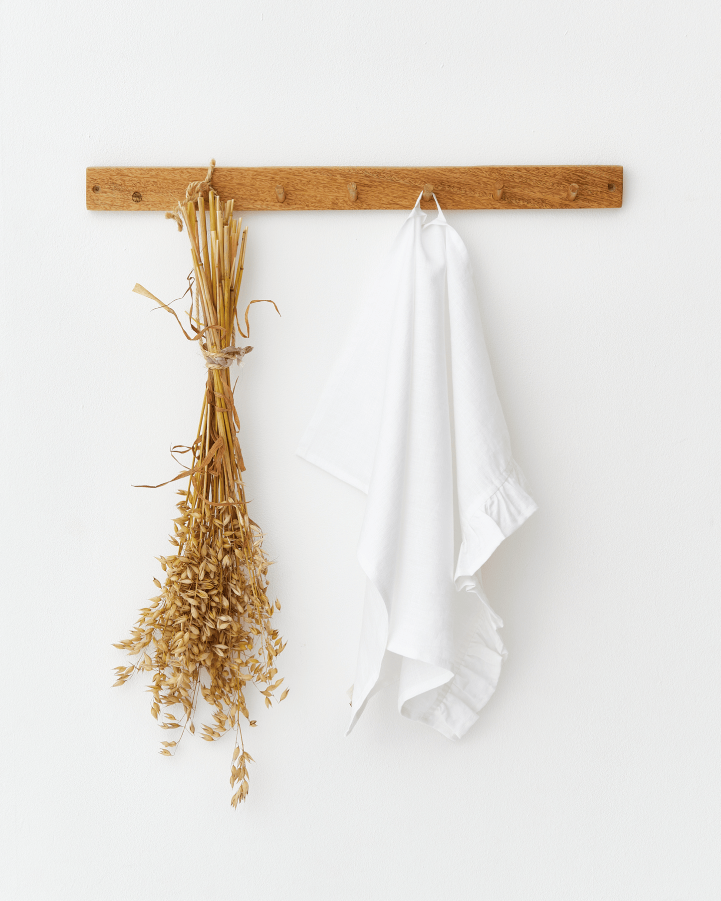 https://cdn.shopify.com/s/files/1/0640/8454/1699/files/ruffled-linen-kitchen-towels-in-white-1.png?v=1757577871