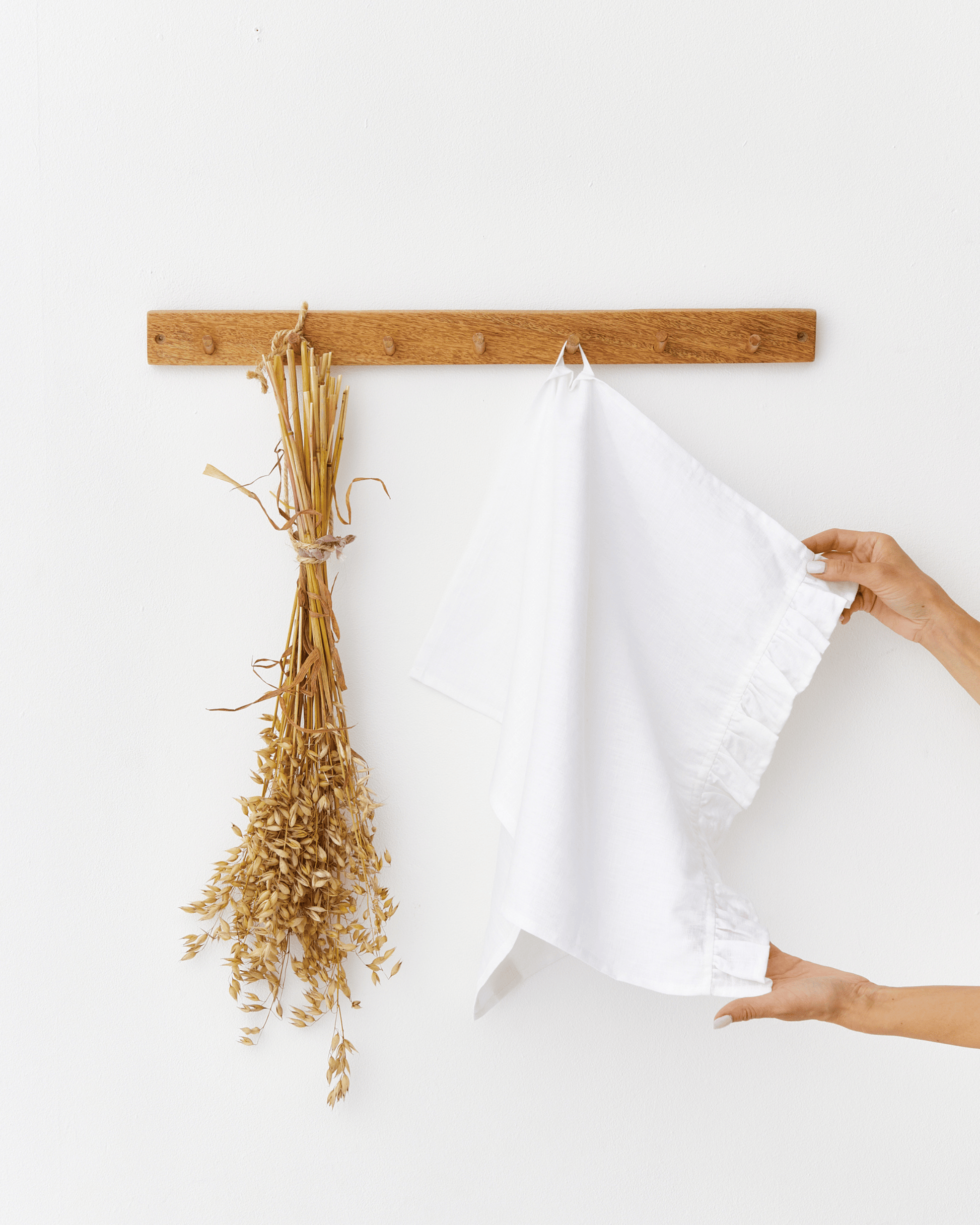 https://cdn.shopify.com/s/files/1/0640/8454/1699/files/ruffled-linen-kitchen-towels-in-white.png?v=1757577871