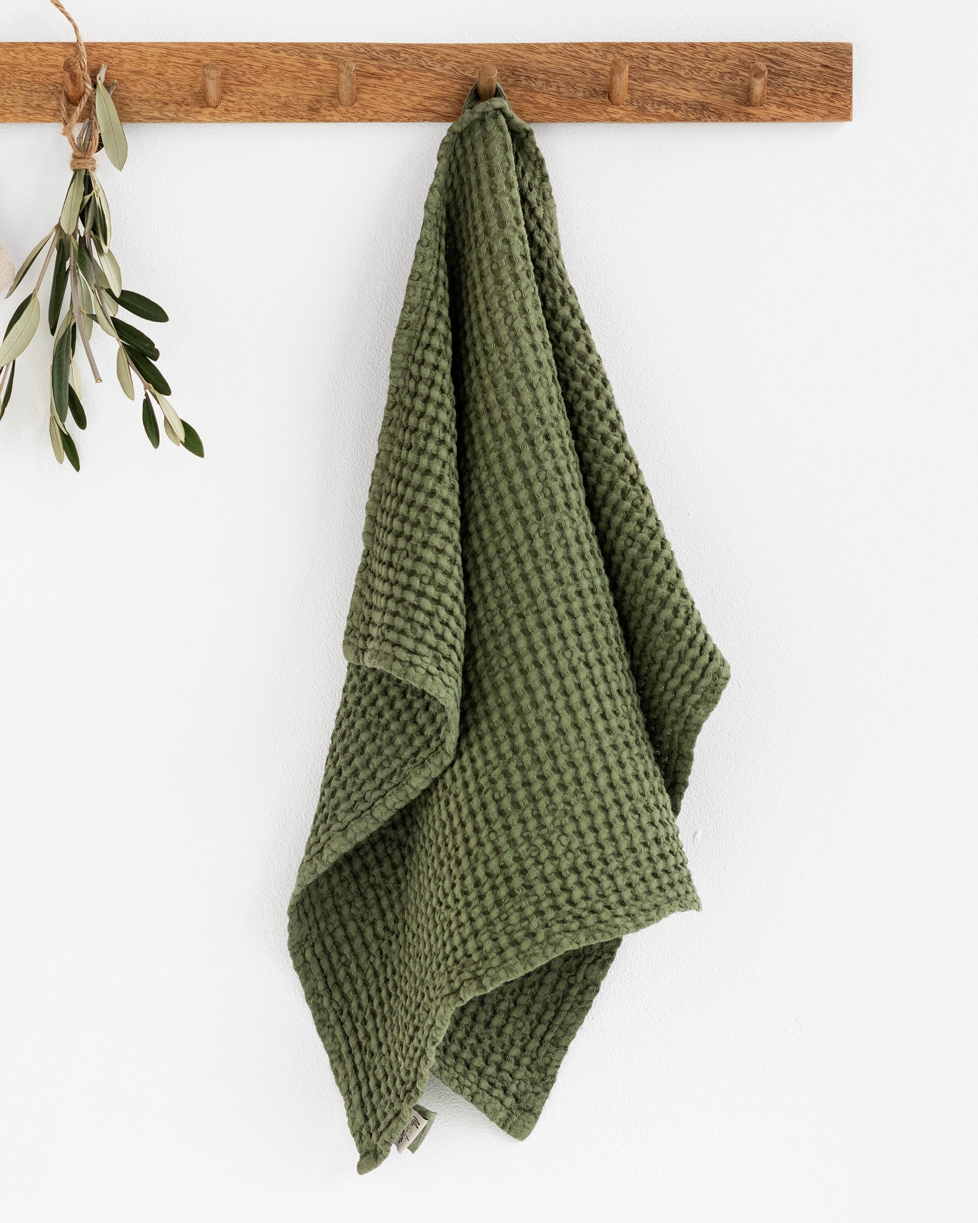 https://cdn.shopify.com/s/files/1/0640/8454/1699/products/waffle-kitchen-towel-in-forest-green.jpg?v=1680703237