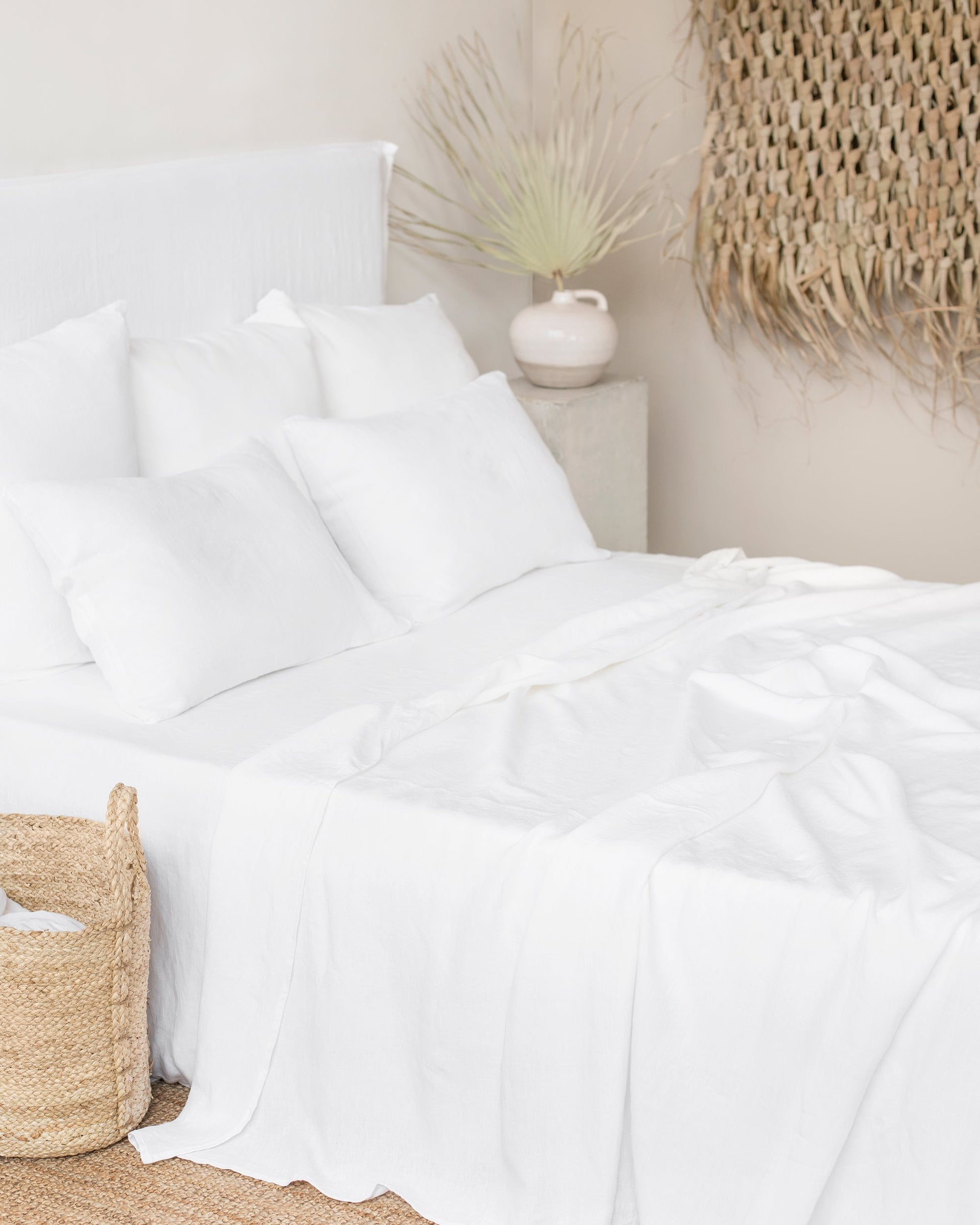 https://cdn.shopify.com/s/files/1/0640/8454/1699/products/white-linen-flat-sheet-3.jpg?v=1675934700